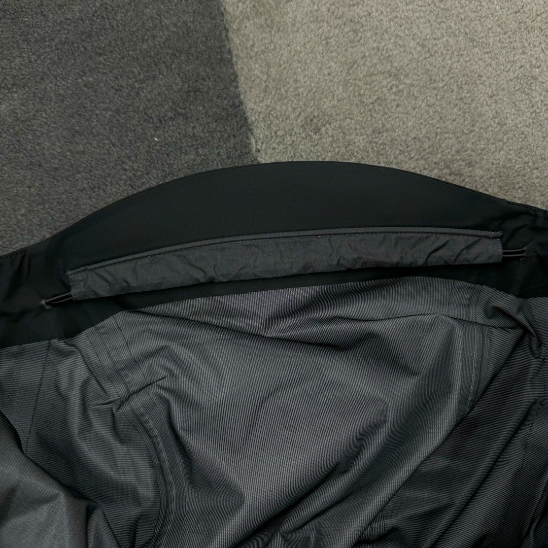 图片[16]-＃TZD Arcteryx Beta Lt 始祖鸟贝塔软壳连帽冲锋衣外套 台州顶级批次 现货供应 面料采用原厂防水N100d-X 3L ISO标准90（ISO4）级别的 GORE-TEX PRO 科技面料 透气性达到原厂标准5000+数值 面料特点 防污 防风 防尘 做到三防 耐寒 保温 男女同款 版型宽松百搭 户外运动防水 全套五金原厂定制Logo 无论是户外出行 还是日常通勤都是衣橱必备单品 尺码：S-XL-选品中心