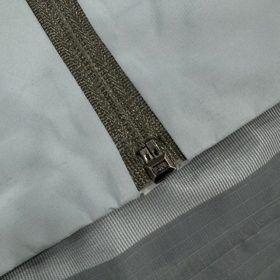 图片[11]-＃TZD Arcteryx Beta Lt 始祖鸟贝塔软壳连帽冲锋衣外套 台州顶级批次 现货供应 面料采用原厂防水N100d-X 3L ISO标准90（ISO4）级别的 GORE-TEX PRO 科技面料 透气性达到原厂标准5000+数值 面料特点 防污 防风 防尘 做到三防 耐寒 保温 男女同款 版型宽松百搭 户外运动防水 全套五金原厂定制Logo 无论是户外出行 还是日常通勤都是衣橱必备单品 尺码：S-XL-选品中心