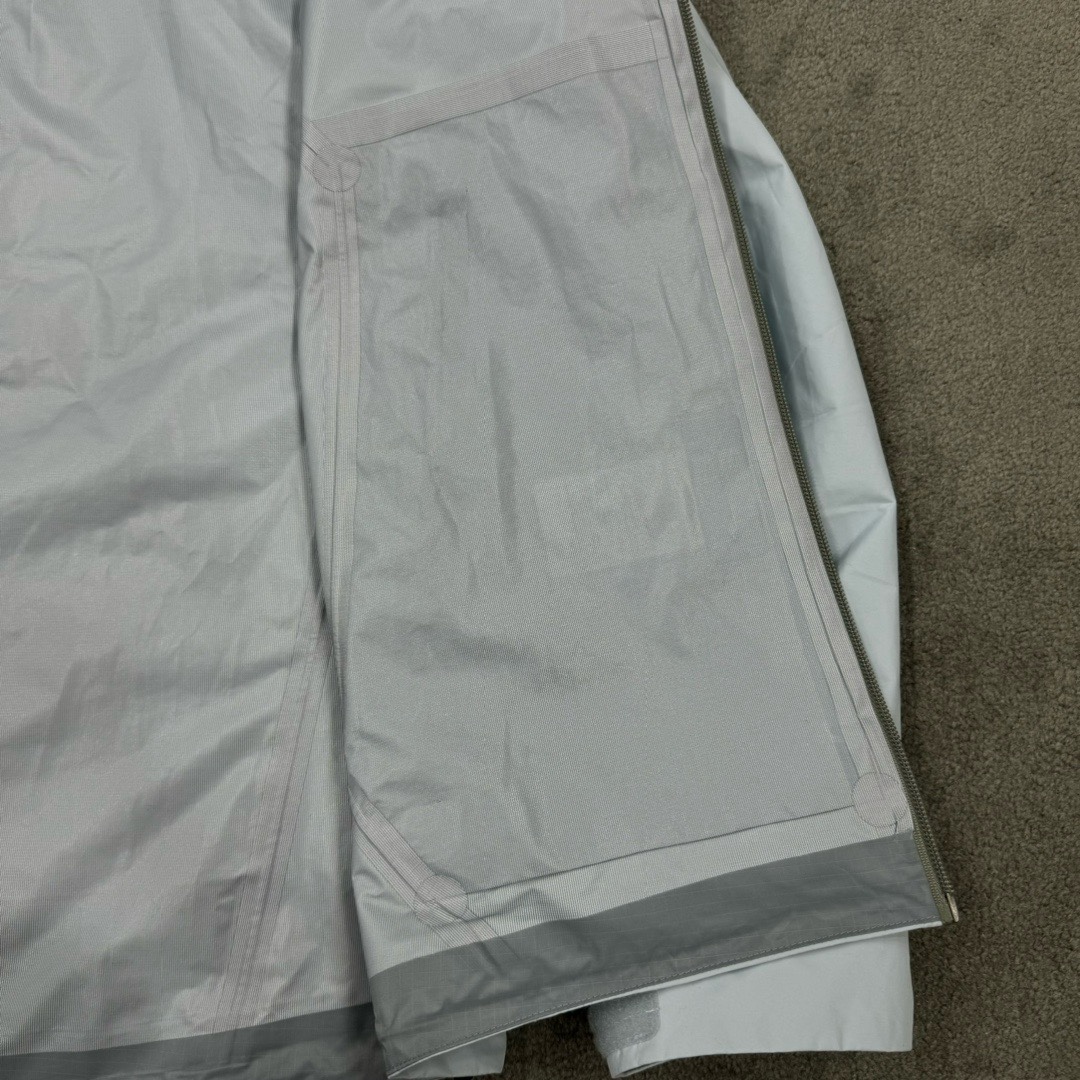 图片[12]-＃TZD Arcteryx Beta Lt 始祖鸟贝塔软壳连帽冲锋衣外套 台州顶级批次 现货供应 面料采用原厂防水N100d-X 3L ISO标准90（ISO4）级别的 GORE-TEX PRO 科技面料 透气性达到原厂标准5000+数值 面料特点 防污 防风 防尘 做到三防 耐寒 保温 男女同款 版型宽松百搭 户外运动防水 全套五金原厂定制Logo 无论是户外出行 还是日常通勤都是衣橱必备单品 尺码：S-XL-选品中心