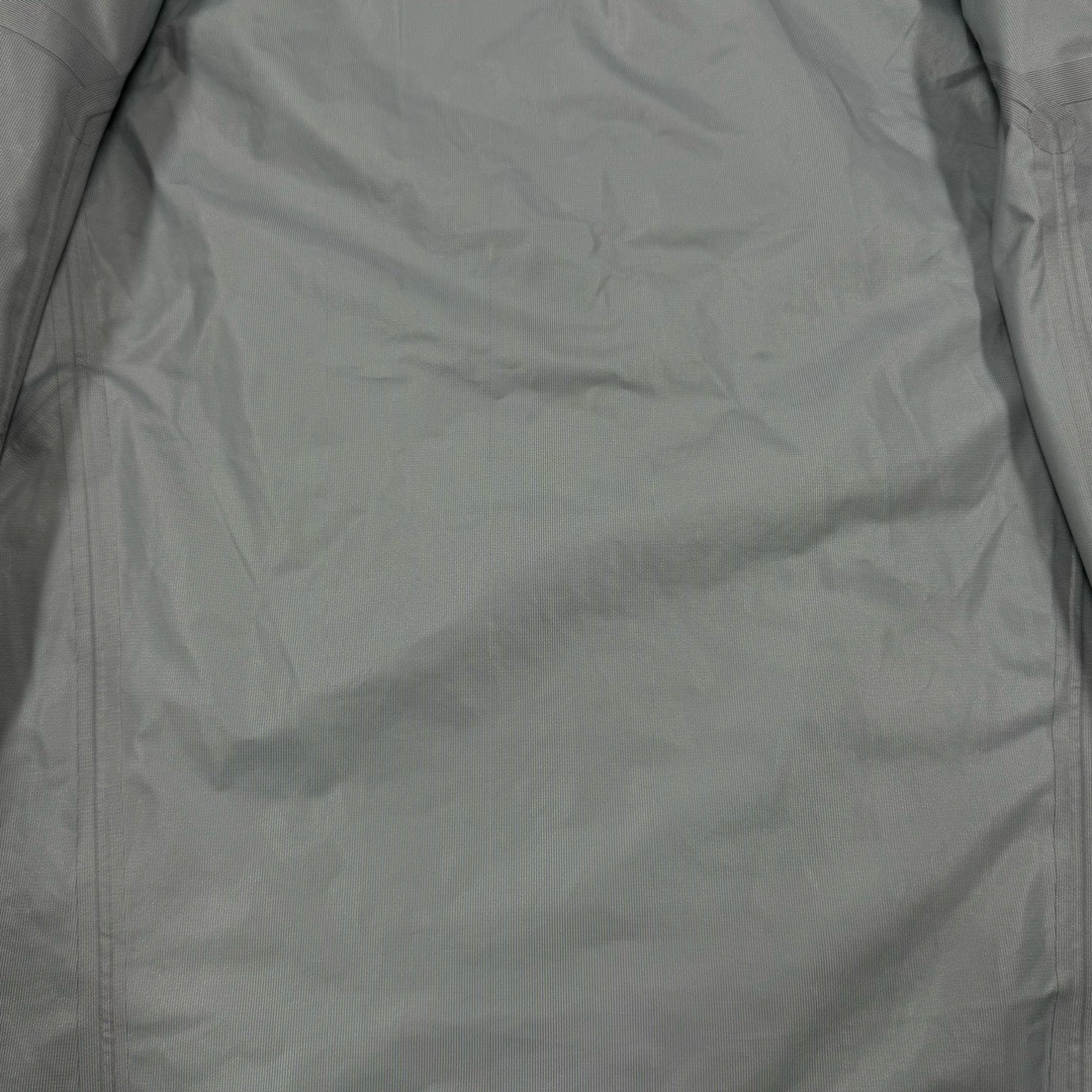 图片[13]-＃TZD Arcteryx Beta Lt 始祖鸟贝塔软壳连帽冲锋衣外套 台州顶级批次 现货供应 面料采用原厂防水N100d-X 3L ISO标准90（ISO4）级别的 GORE-TEX PRO 科技面料 透气性达到原厂标准5000+数值 面料特点 防污 防风 防尘 做到三防 耐寒 保温 男女同款 版型宽松百搭 户外运动防水 全套五金原厂定制Logo 无论是户外出行 还是日常通勤都是衣橱必备单品 尺码：S-XL-选品中心