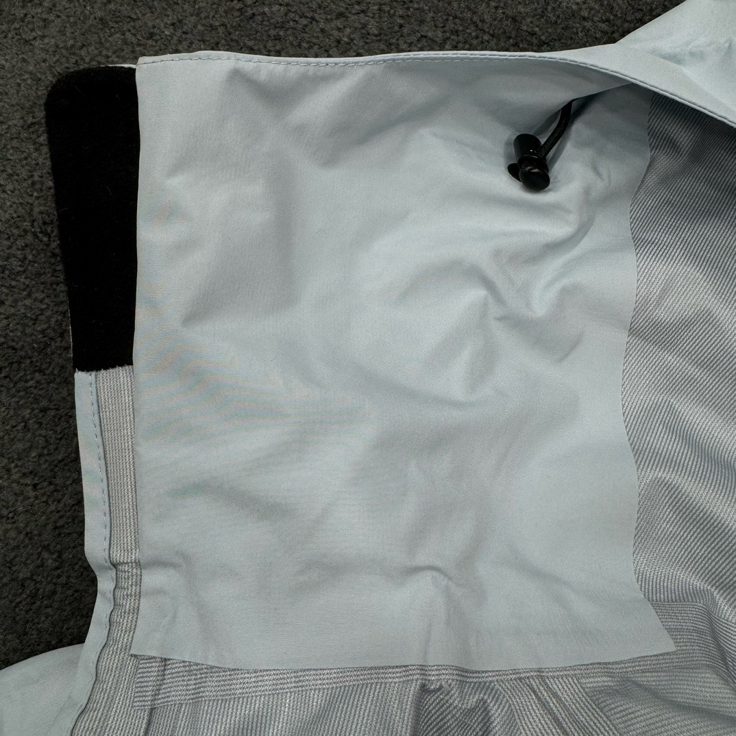 图片[10]-＃TZD Arcteryx Beta Lt 始祖鸟贝塔软壳连帽冲锋衣外套 台州顶级批次 现货供应 面料采用原厂防水N100d-X 3L ISO标准90（ISO4）级别的 GORE-TEX PRO 科技面料 透气性达到原厂标准5000+数值 面料特点 防污 防风 防尘 做到三防 耐寒 保温 男女同款 版型宽松百搭 户外运动防水 全套五金原厂定制Logo 无论是户外出行 还是日常通勤都是衣橱必备单品 尺码：S-XL-选品中心