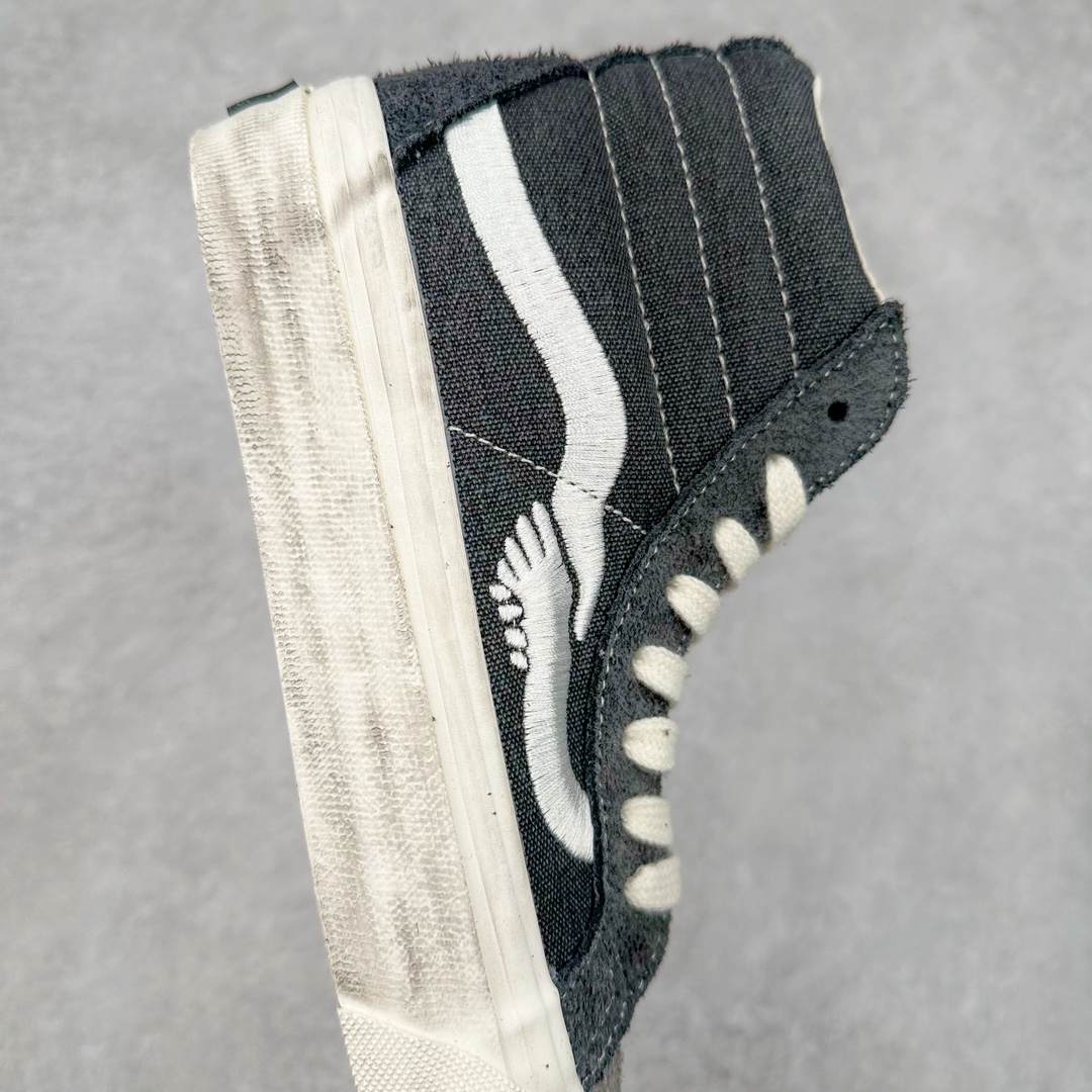 图片[6]-Notre x Vans Premium Sk8-Hi 38 面料与细节全面升级 材质依旧是以长绒麂皮为主并辅以棉麻材质打造，则是脱离了 Notre 擅长的多材质拼接设计转而使用单一的棉麻材质打造鞋身，分别采用黑灰以及白绿两种配色，最经典的条纹设计外，还在鞋身上做出了不同程度的擦黑、水洗的做旧效果。 货号：VN000CR0RVN 货号：VN000CR0BWQ 尺码：35 36.5 37 38 38.5 39 40 40.5 41 42 42.5 43 44-选品中心