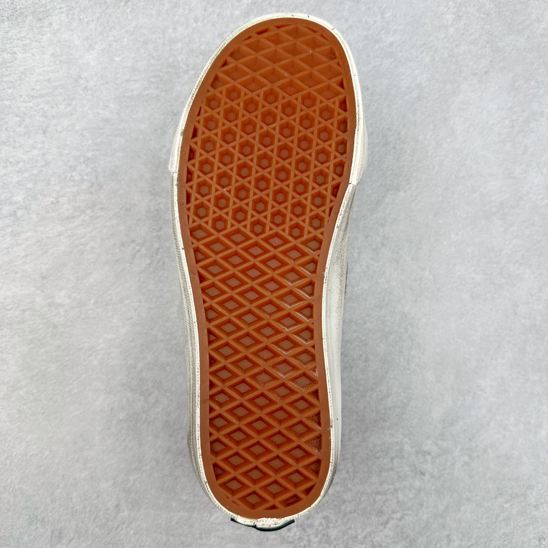 图片[9]-Notre x Vans Premium Sk8-Hi 38 面料与细节全面升级 材质依旧是以长绒麂皮为主并辅以棉麻材质打造，则是脱离了 Notre 擅长的多材质拼接设计转而使用单一的棉麻材质打造鞋身，分别采用黑灰以及白绿两种配色，最经典的条纹设计外，还在鞋身上做出了不同程度的擦黑、水洗的做旧效果。 货号：VN000CR0RVN 货号：VN000CR0BWQ 尺码：35 36.5 37 38 38.5 39 40 40.5 41 42 42.5 43 44-选品中心