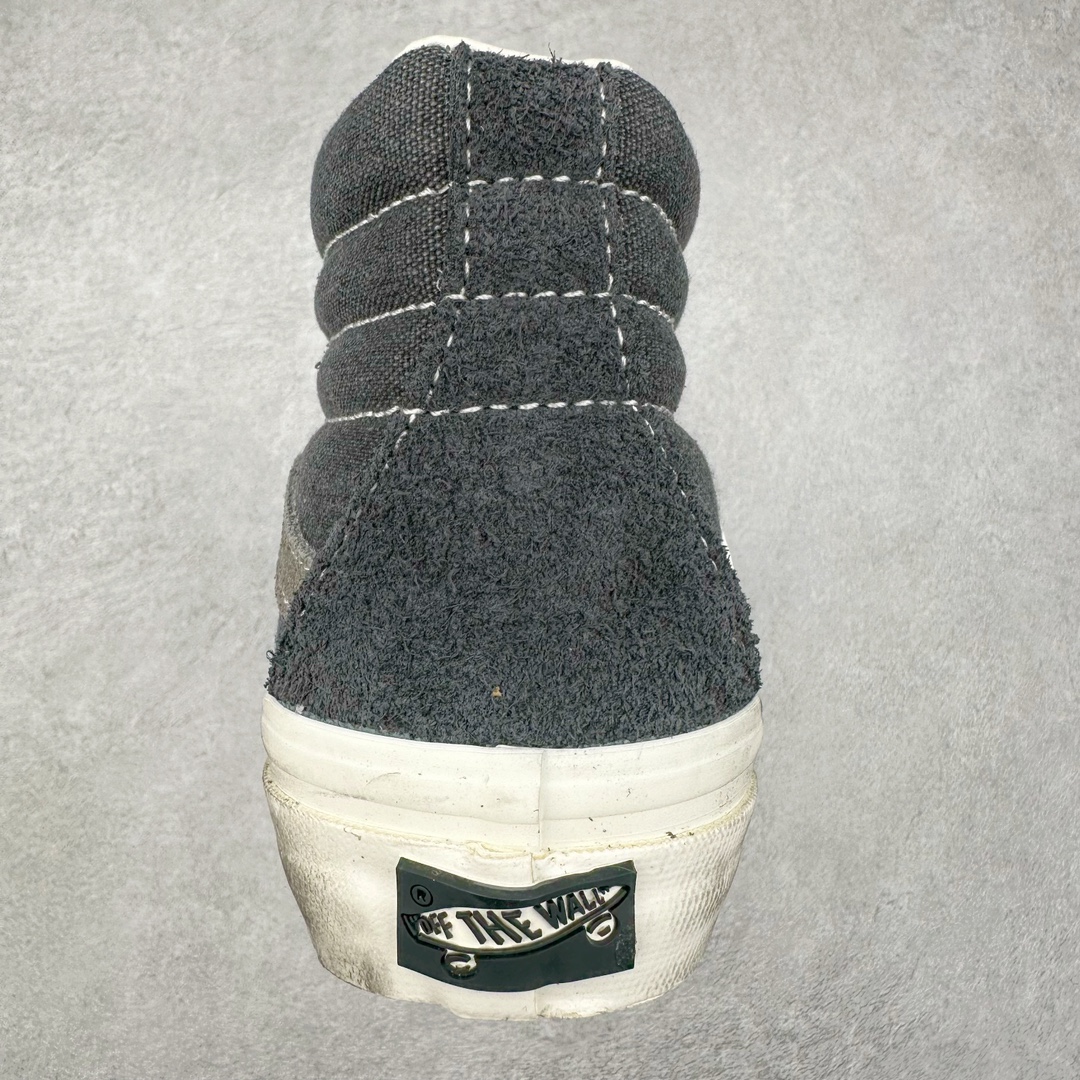 图片[8]-Notre x Vans Premium Sk8-Hi 38 面料与细节全面升级 材质依旧是以长绒麂皮为主并辅以棉麻材质打造，则是脱离了 Notre 擅长的多材质拼接设计转而使用单一的棉麻材质打造鞋身，分别采用黑灰以及白绿两种配色，最经典的条纹设计外，还在鞋身上做出了不同程度的擦黑、水洗的做旧效果。 货号：VN000CR0RVN 货号：VN000CR0BWQ 尺码：35 36.5 37 38 38.5 39 40 40.5 41 42 42.5 43 44-选品中心