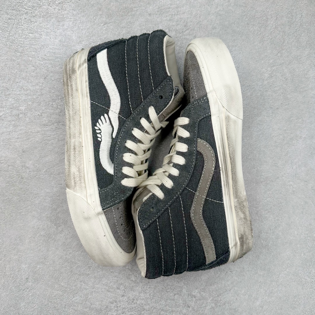 图片[3]-Notre x Vans Premium Sk8-Hi 38 面料与细节全面升级 材质依旧是以长绒麂皮为主并辅以棉麻材质打造，则是脱离了 Notre 擅长的多材质拼接设计转而使用单一的棉麻材质打造鞋身，分别采用黑灰以及白绿两种配色，最经典的条纹设计外，还在鞋身上做出了不同程度的擦黑、水洗的做旧效果。 货号：VN000CR0RVN 货号：VN000CR0BWQ 尺码：35 36.5 37 38 38.5 39 40 40.5 41 42 42.5 43 44-选品中心