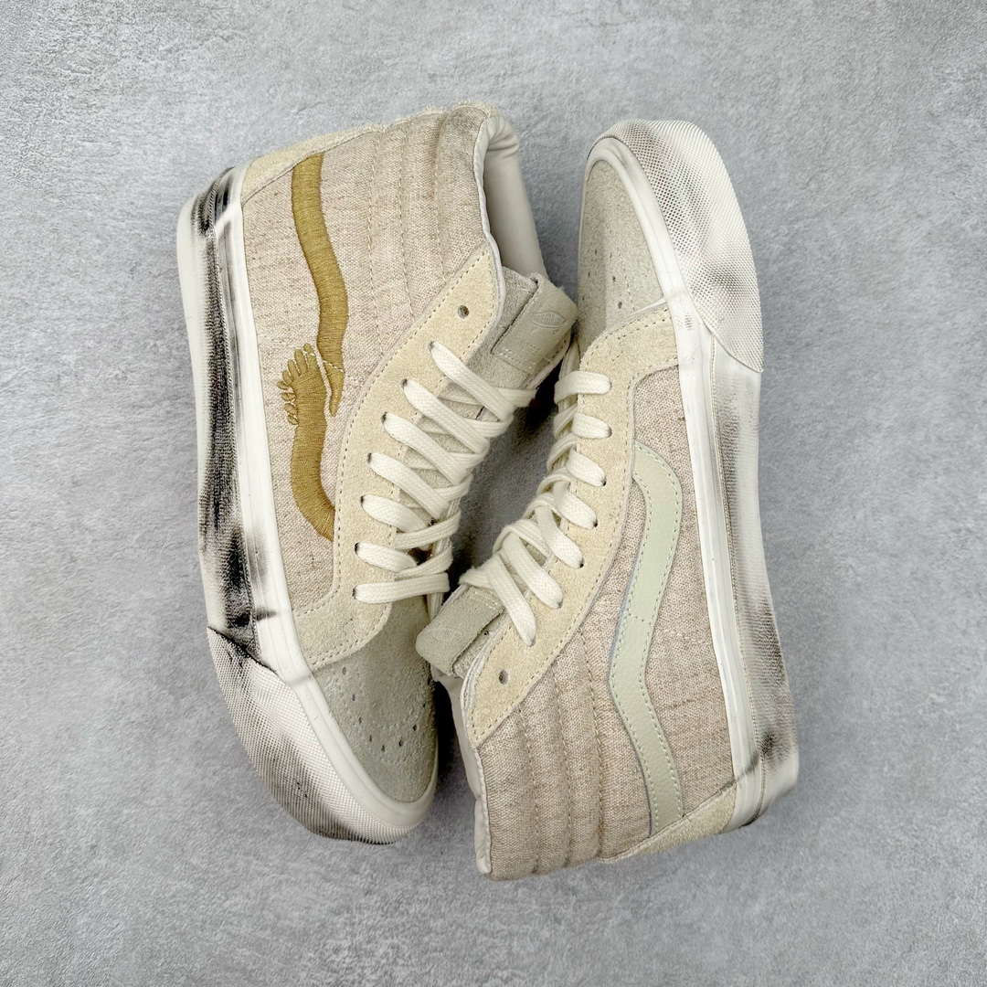 图片[3]-Notre x Vans Premium Sk8-Hi 38 面料与细节全面升级 材质依旧是以长绒麂皮为主并辅以棉麻材质打造，则是脱离了 Notre 擅长的多材质拼接设计转而使用单一的棉麻材质打造鞋身，分别采用黑灰以及白绿两种配色，最经典的条纹设计外，还在鞋身上做出了不同程度的擦黑、水洗的做旧效果。 货号：VN000CR0RVN 货号：VN000CR0BWQ 尺码：35 36.5 37 38 38.5 39 40 40.5 41 42 42.5 43 44-选品中心