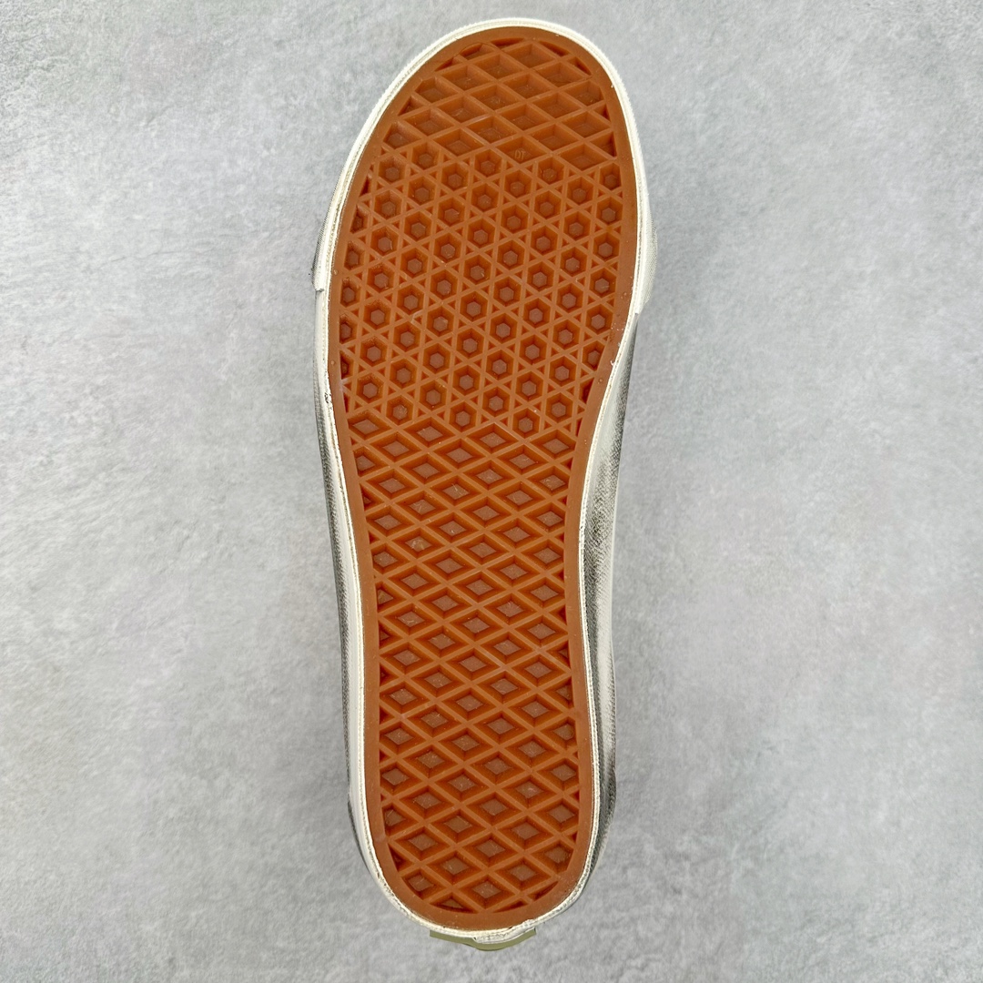 图片[9]-Notre x Vans Premium Sk8-Hi 38 面料与细节全面升级 材质依旧是以长绒麂皮为主并辅以棉麻材质打造，则是脱离了 Notre 擅长的多材质拼接设计转而使用单一的棉麻材质打造鞋身，分别采用黑灰以及白绿两种配色，最经典的条纹设计外，还在鞋身上做出了不同程度的擦黑、水洗的做旧效果。 货号：VN000CR0RVN 货号：VN000CR0BWQ 尺码：35 36.5 37 38 38.5 39 40 40.5 41 42 42.5 43 44-选品中心