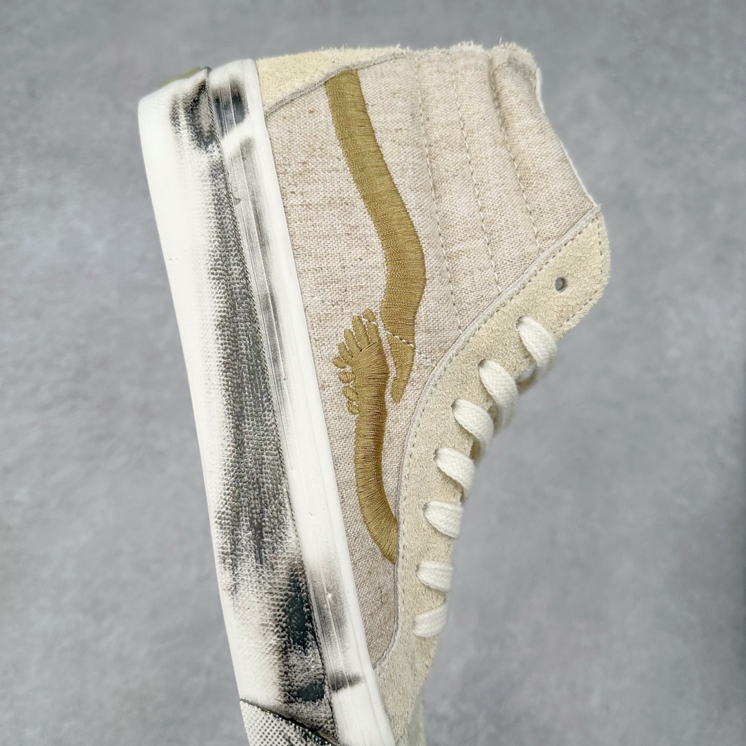 图片[6]-Notre x Vans Premium Sk8-Hi 38 面料与细节全面升级 材质依旧是以长绒麂皮为主并辅以棉麻材质打造，则是脱离了 Notre 擅长的多材质拼接设计转而使用单一的棉麻材质打造鞋身，分别采用黑灰以及白绿两种配色，最经典的条纹设计外，还在鞋身上做出了不同程度的擦黑、水洗的做旧效果。 货号：VN000CR0RVN 货号：VN000CR0BWQ 尺码：35 36.5 37 38 38.5 39 40 40.5 41 42 42.5 43 44-选品中心