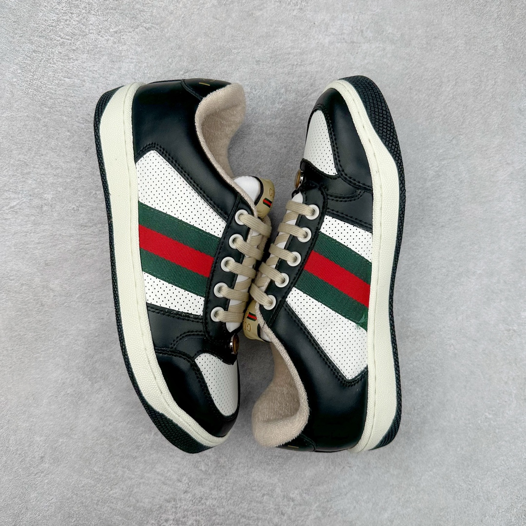 图片[3]-＃福利特价 Gucci Screener sneaker 古驰双G小脏鞋系列复古怀旧校园风低帮板鞋 全套原楦原纸版原鞋开模 纯手工水洗做旧处理 侧面条纹饰带 原厂定制 原厂数据电绣 清晰立体 全鞋电脑针车 紧密相连 针距密度一致 环保乳胶注塑鞋垫 厚度脚感还原原版 皮面裁剪部位 统一油边封口工艺 右脚鞋侧嵌入NFC防伪芯片装置＋鞋盒标二唯码扫描 秒进官网 专柜全套包装 防尘袋 说明书 质保卡 购物袋 尺码：35 36 37 38 39 40 41 42 43 44 45-选品中心