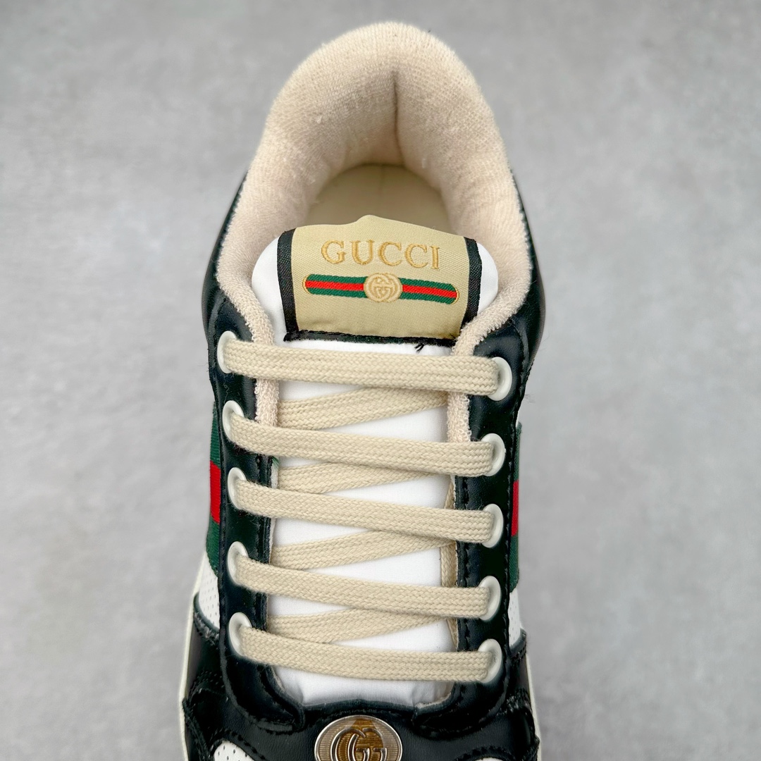 图片[5]-＃福利特价 Gucci Screener sneaker 古驰双G小脏鞋系列复古怀旧校园风低帮板鞋 全套原楦原纸版原鞋开模 纯手工水洗做旧处理 侧面条纹饰带 原厂定制 原厂数据电绣 清晰立体 全鞋电脑针车 紧密相连 针距密度一致 环保乳胶注塑鞋垫 厚度脚感还原原版 皮面裁剪部位 统一油边封口工艺 右脚鞋侧嵌入NFC防伪芯片装置＋鞋盒标二唯码扫描 秒进官网 专柜全套包装 防尘袋 说明书 质保卡 购物袋 尺码：35 36 37 38 39 40 41 42 43 44 45-选品中心