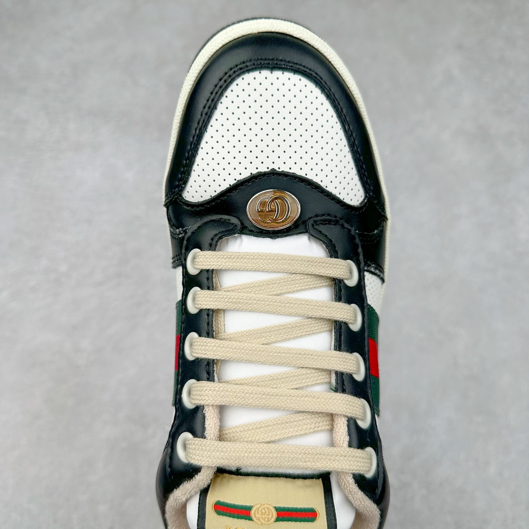 图片[4]-＃福利特价 Gucci Screener sneaker 古驰双G小脏鞋系列复古怀旧校园风低帮板鞋 全套原楦原纸版原鞋开模 纯手工水洗做旧处理 侧面条纹饰带 原厂定制 原厂数据电绣 清晰立体 全鞋电脑针车 紧密相连 针距密度一致 环保乳胶注塑鞋垫 厚度脚感还原原版 皮面裁剪部位 统一油边封口工艺 右脚鞋侧嵌入NFC防伪芯片装置＋鞋盒标二唯码扫描 秒进官网 专柜全套包装 防尘袋 说明书 质保卡 购物袋 尺码：35 36 37 38 39 40 41 42 43 44 45-选品中心