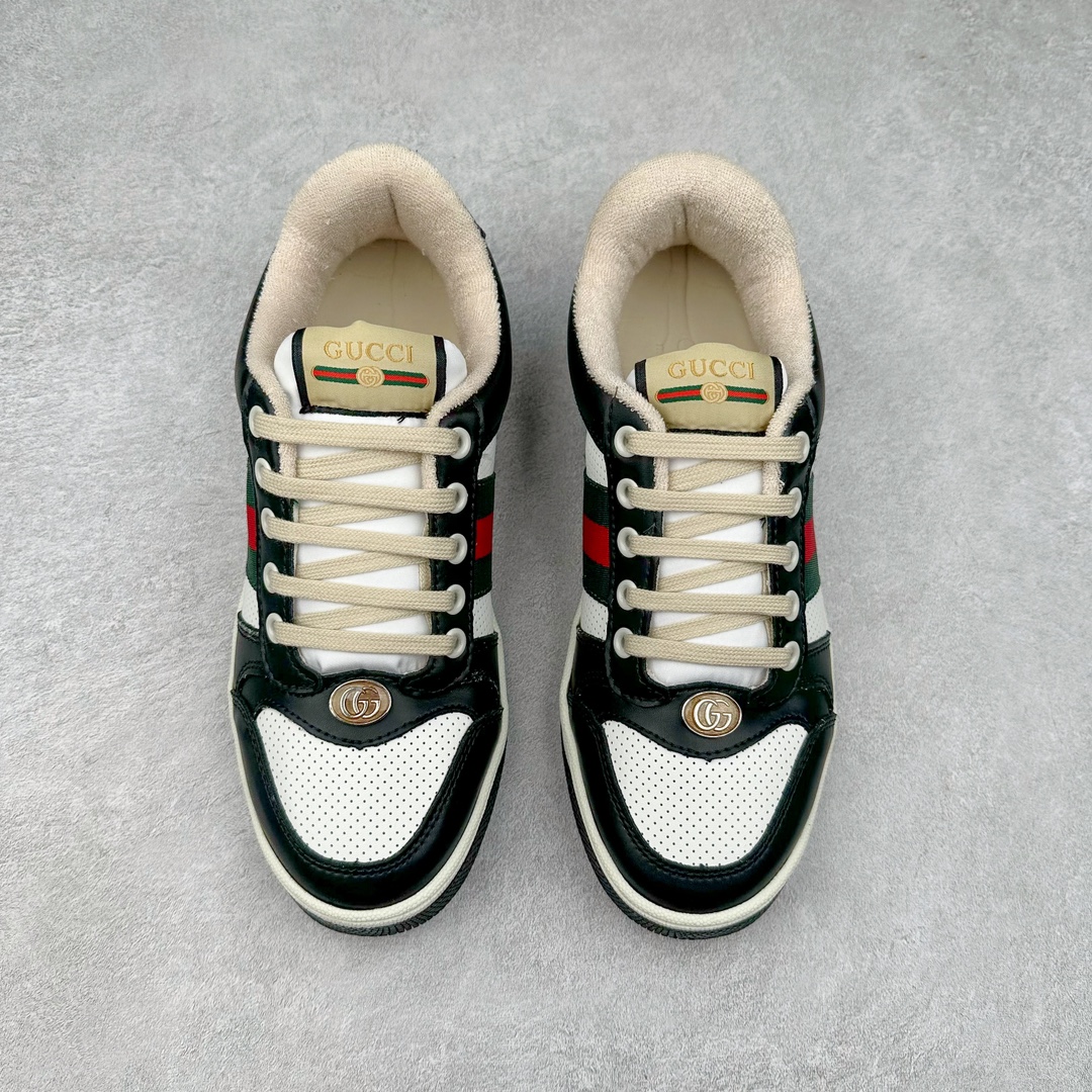 图片[2]-＃福利特价 Gucci Screener sneaker 古驰双G小脏鞋系列复古怀旧校园风低帮板鞋 全套原楦原纸版原鞋开模 纯手工水洗做旧处理 侧面条纹饰带 原厂定制 原厂数据电绣 清晰立体 全鞋电脑针车 紧密相连 针距密度一致 环保乳胶注塑鞋垫 厚度脚感还原原版 皮面裁剪部位 统一油边封口工艺 右脚鞋侧嵌入NFC防伪芯片装置＋鞋盒标二唯码扫描 秒进官网 专柜全套包装 防尘袋 说明书 质保卡 购物袋 尺码：35 36 37 38 39 40 41 42 43 44 45-选品中心