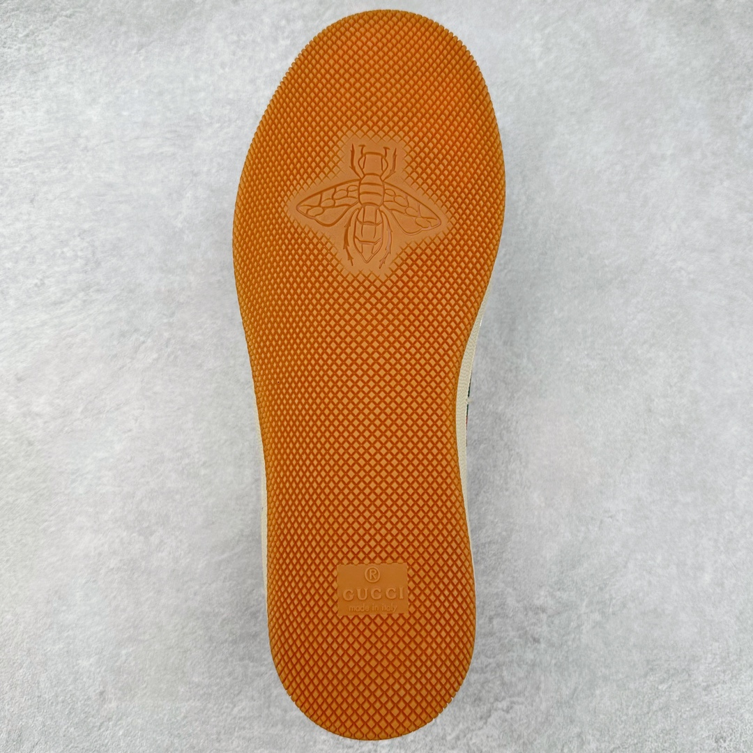 图片[9]-＃福利特价 Gucci Screener sneaker 古驰双G小脏鞋系列复古怀旧校园风低帮板鞋 全套原楦原纸版原鞋开模 纯手工水洗做旧处理 侧面条纹饰带 原厂定制 原厂数据电绣 清晰立体 全鞋电脑针车 紧密相连 针距密度一致 环保乳胶注塑鞋垫 厚度脚感还原原版 皮面裁剪部位 统一油边封口工艺 右脚鞋侧嵌入NFC防伪芯片装置＋鞋盒标二唯码扫描 秒进官网 专柜全套包装 防尘袋 说明书 质保卡 购物袋 尺码：35 36 37 38 39 40 41 42 43 44 45-选品中心