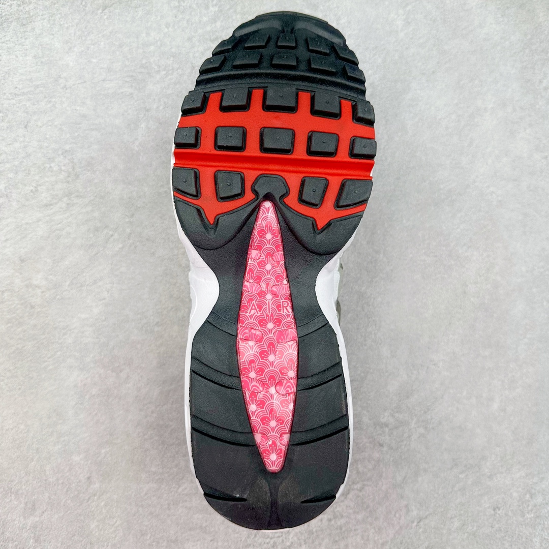 图片[9]-＃MX版 NK Air Max 95 复古减震气垫跑鞋 经典重温 DH9792-100 外单专供大厂出品 品质稳定 一百余色 终端操作 鞋款设计灵感源于人体构造 中底设计基于人体的脊柱构造 是整体设计的核心 尼龙孔眼代表了肋骨 而分层式面板和网眼象征着肌肉纤维和肉体组织 Air Max 95采用了两个独立的吹塑成型的Air-Sole单元 并首次在前掌使用可视化气垫设计 Swoosh logo夜当作一个 点符号放在了鞋子的后帮位置 20年的发展让 AIR MAX 95有了不同的故事 20年后再度面向世人的时候 焕然一新的面貌 让人有了另外一种清新脱俗的感觉 尺码：39 40 40.5 41 42 42.5 43 44 44.5 45 46 47.5 48-选品中心