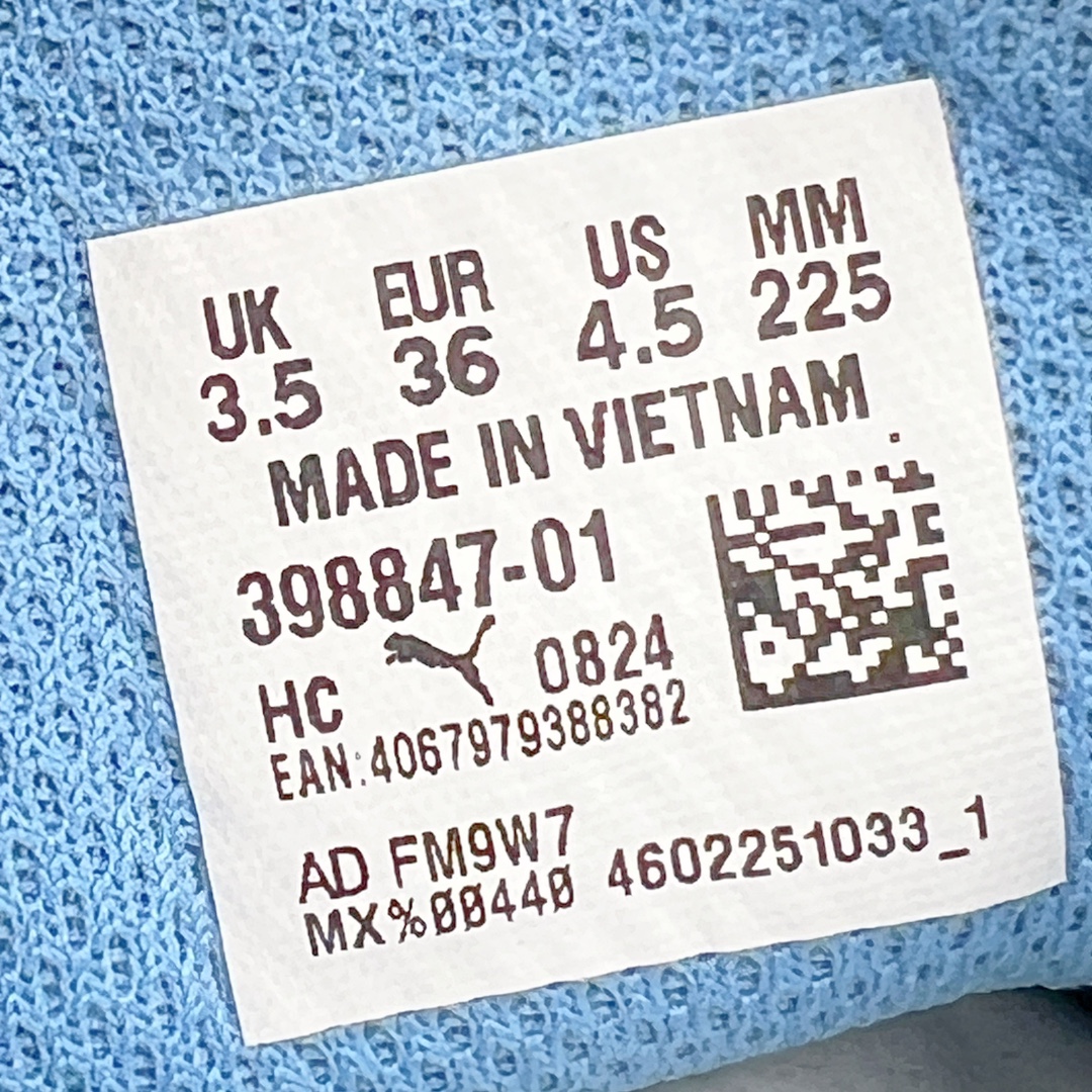 图片[11]-＃HP纯原 Open YY x Puma Speedca OG 彪马极速赛车系列低帮德训风拼接复古百搭休闲运动赛车鞋 OPEN YY x Puma Speedcat，成为韩国 2024 年至今最热鞋款，引发本地玩家排队疯抢，而缔造者之一 OPEN YY 早已席卷韩国时尚圈，并正试图用 Puma 联名等方式，将「首尔辣妹美学」带向全球。本次与「首尔辣妹衣柜」 OPEN YY 联名，发售之外还在乐天世界购物中心举办 POP UP，时尚博主纷纷到场打卡，让 Puma 的「IT Shoes」进一步拓展韩国市场，本次共发售 3 款配色，粉金、沙银更受女玩家喜爱，用以搭配裙装、运动裤，黑银则低调前卫，且男码几乎无溢价；而让不少玩家「提前种草」的，则是 OPEN YY 示范的「彩色丝袜 blokette 混搭」，配合干燥迷幻的亚文化氛围，成为不少女生的「新搭配指南」， POP UP 现场和近两天的社媒上脚图中，不少玩家继续用本次联名 Speedcat 玩转 blokette，并强调 Speedcat 与其他平底运动鞋相比，更加前卫、性感；Speedcat 外，OPEN YY 还将 Puma 的 Tracksuit、复古运动外套等单品，融入自身的「首尔辣妹美学」， 千禧银、赛车印花设计，颇为符合当下首尔街头日常着装的审美，也同样在发售时受到追捧。尺码：35.5 36 37 37.5 38 38.5 39 40 40.5 41 42 42.5 43 44 45-选品中心