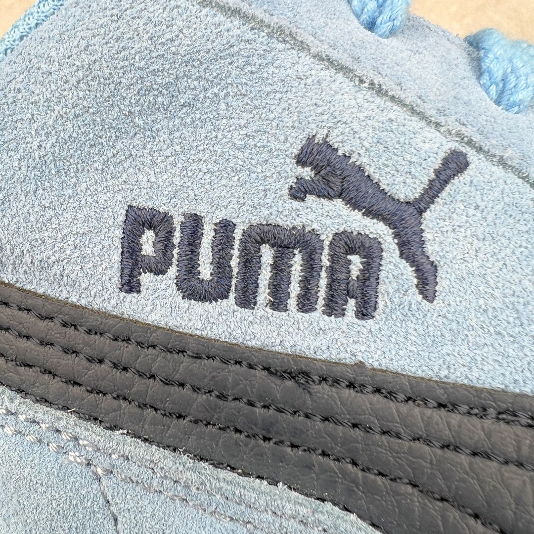 图片[17]-＃HP纯原 Open YY x Puma Speedca OG 彪马极速赛车系列低帮德训风拼接复古百搭休闲运动赛车鞋 OPEN YY x Puma Speedcat，成为韩国 2024 年至今最热鞋款，引发本地玩家排队疯抢，而缔造者之一 OPEN YY 早已席卷韩国时尚圈，并正试图用 Puma 联名等方式，将「首尔辣妹美学」带向全球。本次与「首尔辣妹衣柜」 OPEN YY 联名，发售之外还在乐天世界购物中心举办 POP UP，时尚博主纷纷到场打卡，让 Puma 的「IT Shoes」进一步拓展韩国市场，本次共发售 3 款配色，粉金、沙银更受女玩家喜爱，用以搭配裙装、运动裤，黑银则低调前卫，且男码几乎无溢价；而让不少玩家「提前种草」的，则是 OPEN YY 示范的「彩色丝袜 blokette 混搭」，配合干燥迷幻的亚文化氛围，成为不少女生的「新搭配指南」， POP UP 现场和近两天的社媒上脚图中，不少玩家继续用本次联名 Speedcat 玩转 blokette，并强调 Speedcat 与其他平底运动鞋相比，更加前卫、性感；Speedcat 外，OPEN YY 还将 Puma 的 Tracksuit、复古运动外套等单品，融入自身的「首尔辣妹美学」， 千禧银、赛车印花设计，颇为符合当下首尔街头日常着装的审美，也同样在发售时受到追捧。尺码：35.5 36 37 37.5 38 38.5 39 40 40.5 41 42 42.5 43 44 45-选品中心