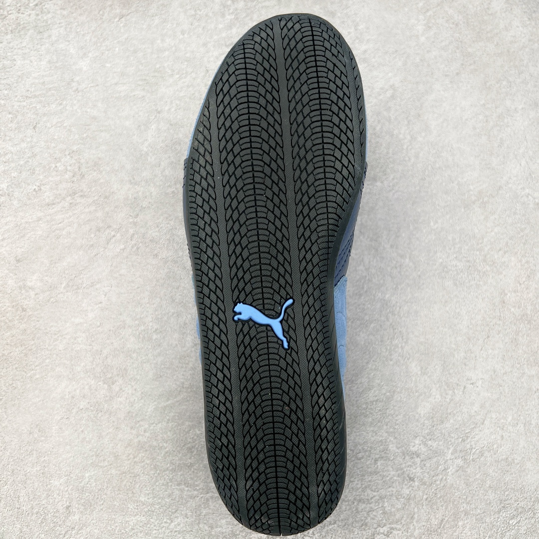 图片[9]-＃HP纯原 Open YY x Puma Speedca OG 彪马极速赛车系列低帮德训风拼接复古百搭休闲运动赛车鞋 OPEN YY x Puma Speedcat，成为韩国 2024 年至今最热鞋款，引发本地玩家排队疯抢，而缔造者之一 OPEN YY 早已席卷韩国时尚圈，并正试图用 Puma 联名等方式，将「首尔辣妹美学」带向全球。本次与「首尔辣妹衣柜」 OPEN YY 联名，发售之外还在乐天世界购物中心举办 POP UP，时尚博主纷纷到场打卡，让 Puma 的「IT Shoes」进一步拓展韩国市场，本次共发售 3 款配色，粉金、沙银更受女玩家喜爱，用以搭配裙装、运动裤，黑银则低调前卫，且男码几乎无溢价；而让不少玩家「提前种草」的，则是 OPEN YY 示范的「彩色丝袜 blokette 混搭」，配合干燥迷幻的亚文化氛围，成为不少女生的「新搭配指南」， POP UP 现场和近两天的社媒上脚图中，不少玩家继续用本次联名 Speedcat 玩转 blokette，并强调 Speedcat 与其他平底运动鞋相比，更加前卫、性感；Speedcat 外，OPEN YY 还将 Puma 的 Tracksuit、复古运动外套等单品，融入自身的「首尔辣妹美学」， 千禧银、赛车印花设计，颇为符合当下首尔街头日常着装的审美，也同样在发售时受到追捧。尺码：35.5 36 37 37.5 38 38.5 39 40 40.5 41 42 42.5 43 44 45-选品中心