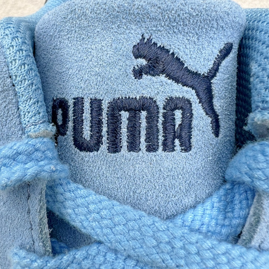 图片[15]-＃HP纯原 Open YY x Puma Speedca OG 彪马极速赛车系列低帮德训风拼接复古百搭休闲运动赛车鞋 OPEN YY x Puma Speedcat，成为韩国 2024 年至今最热鞋款，引发本地玩家排队疯抢，而缔造者之一 OPEN YY 早已席卷韩国时尚圈，并正试图用 Puma 联名等方式，将「首尔辣妹美学」带向全球。本次与「首尔辣妹衣柜」 OPEN YY 联名，发售之外还在乐天世界购物中心举办 POP UP，时尚博主纷纷到场打卡，让 Puma 的「IT Shoes」进一步拓展韩国市场，本次共发售 3 款配色，粉金、沙银更受女玩家喜爱，用以搭配裙装、运动裤，黑银则低调前卫，且男码几乎无溢价；而让不少玩家「提前种草」的，则是 OPEN YY 示范的「彩色丝袜 blokette 混搭」，配合干燥迷幻的亚文化氛围，成为不少女生的「新搭配指南」， POP UP 现场和近两天的社媒上脚图中，不少玩家继续用本次联名 Speedcat 玩转 blokette，并强调 Speedcat 与其他平底运动鞋相比，更加前卫、性感；Speedcat 外，OPEN YY 还将 Puma 的 Tracksuit、复古运动外套等单品，融入自身的「首尔辣妹美学」， 千禧银、赛车印花设计，颇为符合当下首尔街头日常着装的审美，也同样在发售时受到追捧。尺码：35.5 36 37 37.5 38 38.5 39 40 40.5 41 42 42.5 43 44 45-选品中心