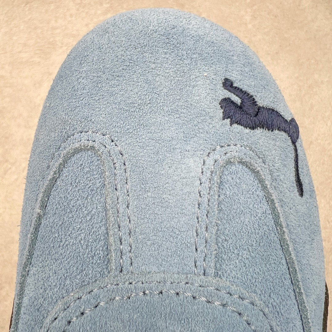 图片[12]-＃HP纯原 Open YY x Puma Speedca OG 彪马极速赛车系列低帮德训风拼接复古百搭休闲运动赛车鞋 OPEN YY x Puma Speedcat，成为韩国 2024 年至今最热鞋款，引发本地玩家排队疯抢，而缔造者之一 OPEN YY 早已席卷韩国时尚圈，并正试图用 Puma 联名等方式，将「首尔辣妹美学」带向全球。本次与「首尔辣妹衣柜」 OPEN YY 联名，发售之外还在乐天世界购物中心举办 POP UP，时尚博主纷纷到场打卡，让 Puma 的「IT Shoes」进一步拓展韩国市场，本次共发售 3 款配色，粉金、沙银更受女玩家喜爱，用以搭配裙装、运动裤，黑银则低调前卫，且男码几乎无溢价；而让不少玩家「提前种草」的，则是 OPEN YY 示范的「彩色丝袜 blokette 混搭」，配合干燥迷幻的亚文化氛围，成为不少女生的「新搭配指南」， POP UP 现场和近两天的社媒上脚图中，不少玩家继续用本次联名 Speedcat 玩转 blokette，并强调 Speedcat 与其他平底运动鞋相比，更加前卫、性感；Speedcat 外，OPEN YY 还将 Puma 的 Tracksuit、复古运动外套等单品，融入自身的「首尔辣妹美学」， 千禧银、赛车印花设计，颇为符合当下首尔街头日常着装的审美，也同样在发售时受到追捧。尺码：35.5 36 37 37.5 38 38.5 39 40 40.5 41 42 42.5 43 44 45-选品中心