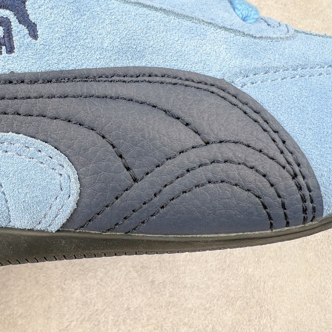 图片[18]-＃HP纯原 Open YY x Puma Speedca OG 彪马极速赛车系列低帮德训风拼接复古百搭休闲运动赛车鞋 OPEN YY x Puma Speedcat，成为韩国 2024 年至今最热鞋款，引发本地玩家排队疯抢，而缔造者之一 OPEN YY 早已席卷韩国时尚圈，并正试图用 Puma 联名等方式，将「首尔辣妹美学」带向全球。本次与「首尔辣妹衣柜」 OPEN YY 联名，发售之外还在乐天世界购物中心举办 POP UP，时尚博主纷纷到场打卡，让 Puma 的「IT Shoes」进一步拓展韩国市场，本次共发售 3 款配色，粉金、沙银更受女玩家喜爱，用以搭配裙装、运动裤，黑银则低调前卫，且男码几乎无溢价；而让不少玩家「提前种草」的，则是 OPEN YY 示范的「彩色丝袜 blokette 混搭」，配合干燥迷幻的亚文化氛围，成为不少女生的「新搭配指南」， POP UP 现场和近两天的社媒上脚图中，不少玩家继续用本次联名 Speedcat 玩转 blokette，并强调 Speedcat 与其他平底运动鞋相比，更加前卫、性感；Speedcat 外，OPEN YY 还将 Puma 的 Tracksuit、复古运动外套等单品，融入自身的「首尔辣妹美学」， 千禧银、赛车印花设计，颇为符合当下首尔街头日常着装的审美，也同样在发售时受到追捧。尺码：35.5 36 37 37.5 38 38.5 39 40 40.5 41 42 42.5 43 44 45-选品中心