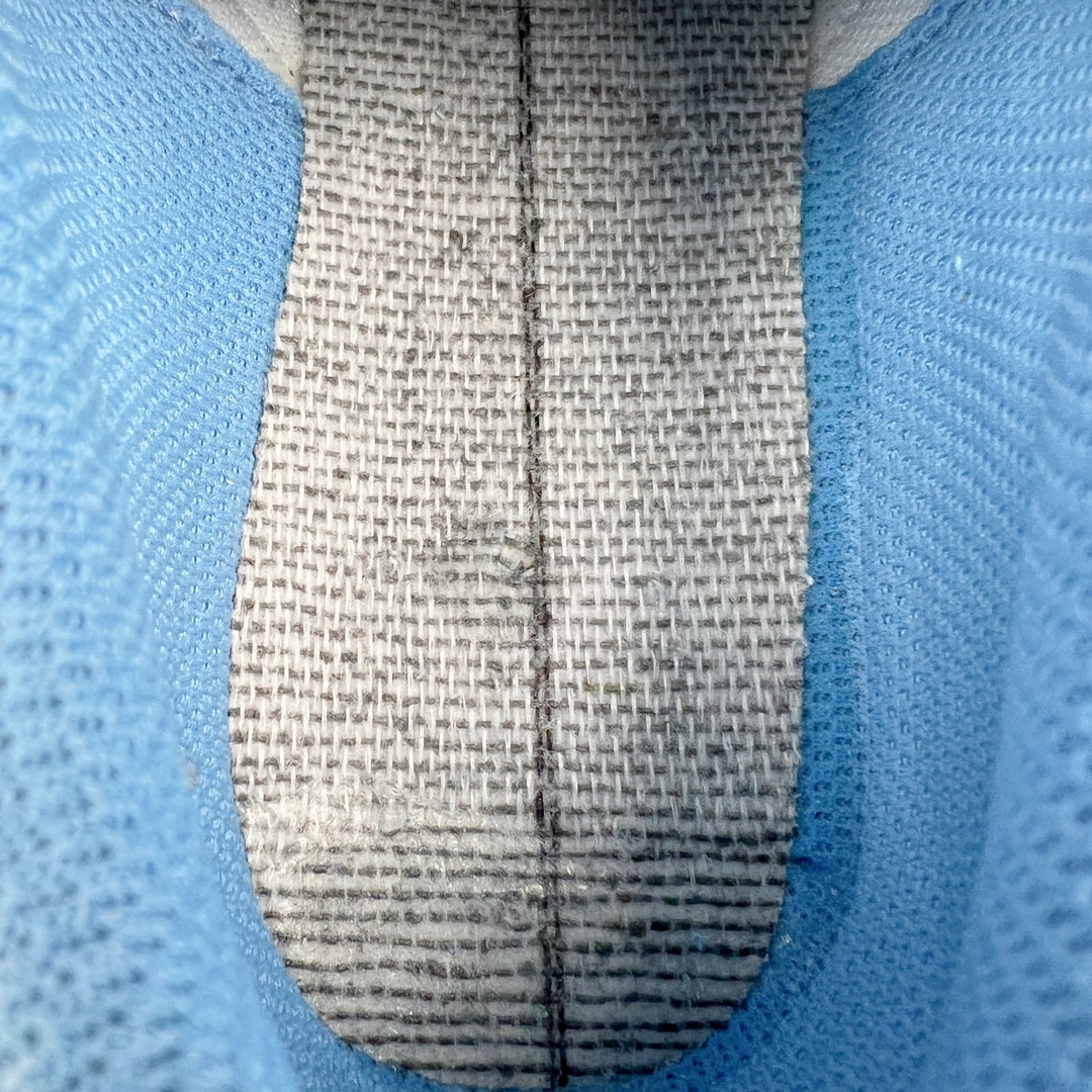 图片[10]-＃HP纯原 Open YY x Puma Speedca OG 彪马极速赛车系列低帮德训风拼接复古百搭休闲运动赛车鞋 OPEN YY x Puma Speedcat，成为韩国 2024 年至今最热鞋款，引发本地玩家排队疯抢，而缔造者之一 OPEN YY 早已席卷韩国时尚圈，并正试图用 Puma 联名等方式，将「首尔辣妹美学」带向全球。本次与「首尔辣妹衣柜」 OPEN YY 联名，发售之外还在乐天世界购物中心举办 POP UP，时尚博主纷纷到场打卡，让 Puma 的「IT Shoes」进一步拓展韩国市场，本次共发售 3 款配色，粉金、沙银更受女玩家喜爱，用以搭配裙装、运动裤，黑银则低调前卫，且男码几乎无溢价；而让不少玩家「提前种草」的，则是 OPEN YY 示范的「彩色丝袜 blokette 混搭」，配合干燥迷幻的亚文化氛围，成为不少女生的「新搭配指南」， POP UP 现场和近两天的社媒上脚图中，不少玩家继续用本次联名 Speedcat 玩转 blokette，并强调 Speedcat 与其他平底运动鞋相比，更加前卫、性感；Speedcat 外，OPEN YY 还将 Puma 的 Tracksuit、复古运动外套等单品，融入自身的「首尔辣妹美学」， 千禧银、赛车印花设计，颇为符合当下首尔街头日常着装的审美，也同样在发售时受到追捧。尺码：35.5 36 37 37.5 38 38.5 39 40 40.5 41 42 42.5 43 44 45-选品中心