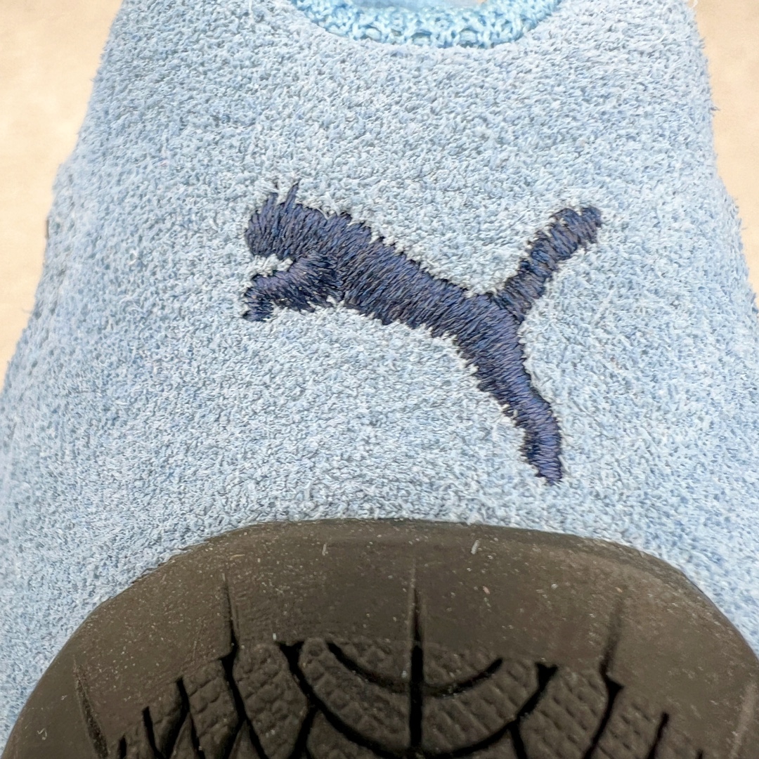 图片[13]-＃HP纯原 Open YY x Puma Speedca OG 彪马极速赛车系列低帮德训风拼接复古百搭休闲运动赛车鞋 OPEN YY x Puma Speedcat，成为韩国 2024 年至今最热鞋款，引发本地玩家排队疯抢，而缔造者之一 OPEN YY 早已席卷韩国时尚圈，并正试图用 Puma 联名等方式，将「首尔辣妹美学」带向全球。本次与「首尔辣妹衣柜」 OPEN YY 联名，发售之外还在乐天世界购物中心举办 POP UP，时尚博主纷纷到场打卡，让 Puma 的「IT Shoes」进一步拓展韩国市场，本次共发售 3 款配色，粉金、沙银更受女玩家喜爱，用以搭配裙装、运动裤，黑银则低调前卫，且男码几乎无溢价；而让不少玩家「提前种草」的，则是 OPEN YY 示范的「彩色丝袜 blokette 混搭」，配合干燥迷幻的亚文化氛围，成为不少女生的「新搭配指南」， POP UP 现场和近两天的社媒上脚图中，不少玩家继续用本次联名 Speedcat 玩转 blokette，并强调 Speedcat 与其他平底运动鞋相比，更加前卫、性感；Speedcat 外，OPEN YY 还将 Puma 的 Tracksuit、复古运动外套等单品，融入自身的「首尔辣妹美学」， 千禧银、赛车印花设计，颇为符合当下首尔街头日常着装的审美，也同样在发售时受到追捧。尺码：35.5 36 37 37.5 38 38.5 39 40 40.5 41 42 42.5 43 44 45-选品中心