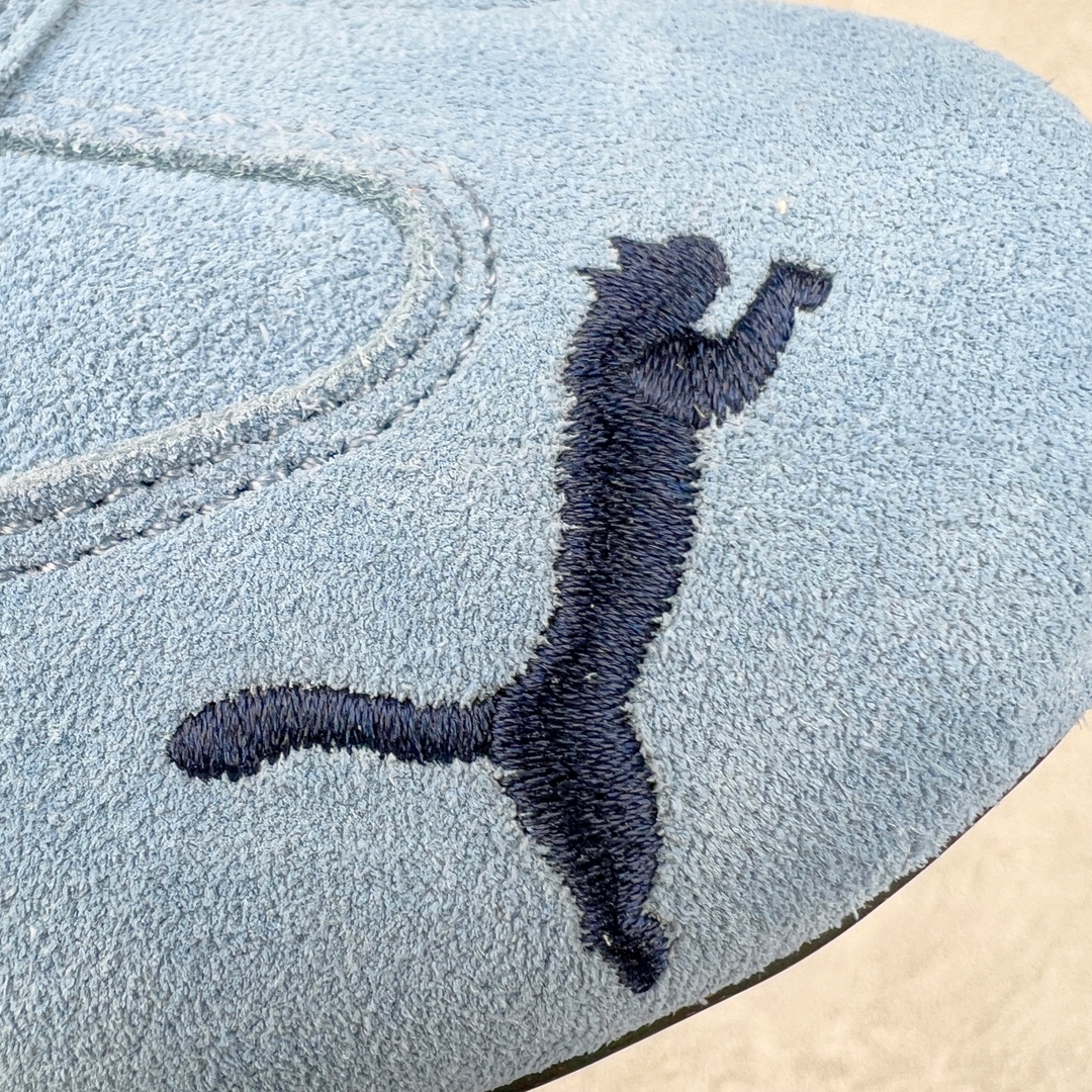 图片[16]-＃HP纯原 Open YY x Puma Speedca OG 彪马极速赛车系列低帮德训风拼接复古百搭休闲运动赛车鞋 OPEN YY x Puma Speedcat，成为韩国 2024 年至今最热鞋款，引发本地玩家排队疯抢，而缔造者之一 OPEN YY 早已席卷韩国时尚圈，并正试图用 Puma 联名等方式，将「首尔辣妹美学」带向全球。本次与「首尔辣妹衣柜」 OPEN YY 联名，发售之外还在乐天世界购物中心举办 POP UP，时尚博主纷纷到场打卡，让 Puma 的「IT Shoes」进一步拓展韩国市场，本次共发售 3 款配色，粉金、沙银更受女玩家喜爱，用以搭配裙装、运动裤，黑银则低调前卫，且男码几乎无溢价；而让不少玩家「提前种草」的，则是 OPEN YY 示范的「彩色丝袜 blokette 混搭」，配合干燥迷幻的亚文化氛围，成为不少女生的「新搭配指南」， POP UP 现场和近两天的社媒上脚图中，不少玩家继续用本次联名 Speedcat 玩转 blokette，并强调 Speedcat 与其他平底运动鞋相比，更加前卫、性感；Speedcat 外，OPEN YY 还将 Puma 的 Tracksuit、复古运动外套等单品，融入自身的「首尔辣妹美学」， 千禧银、赛车印花设计，颇为符合当下首尔街头日常着装的审美，也同样在发售时受到追捧。尺码：35.5 36 37 37.5 38 38.5 39 40 40.5 41 42 42.5 43 44 45-选品中心