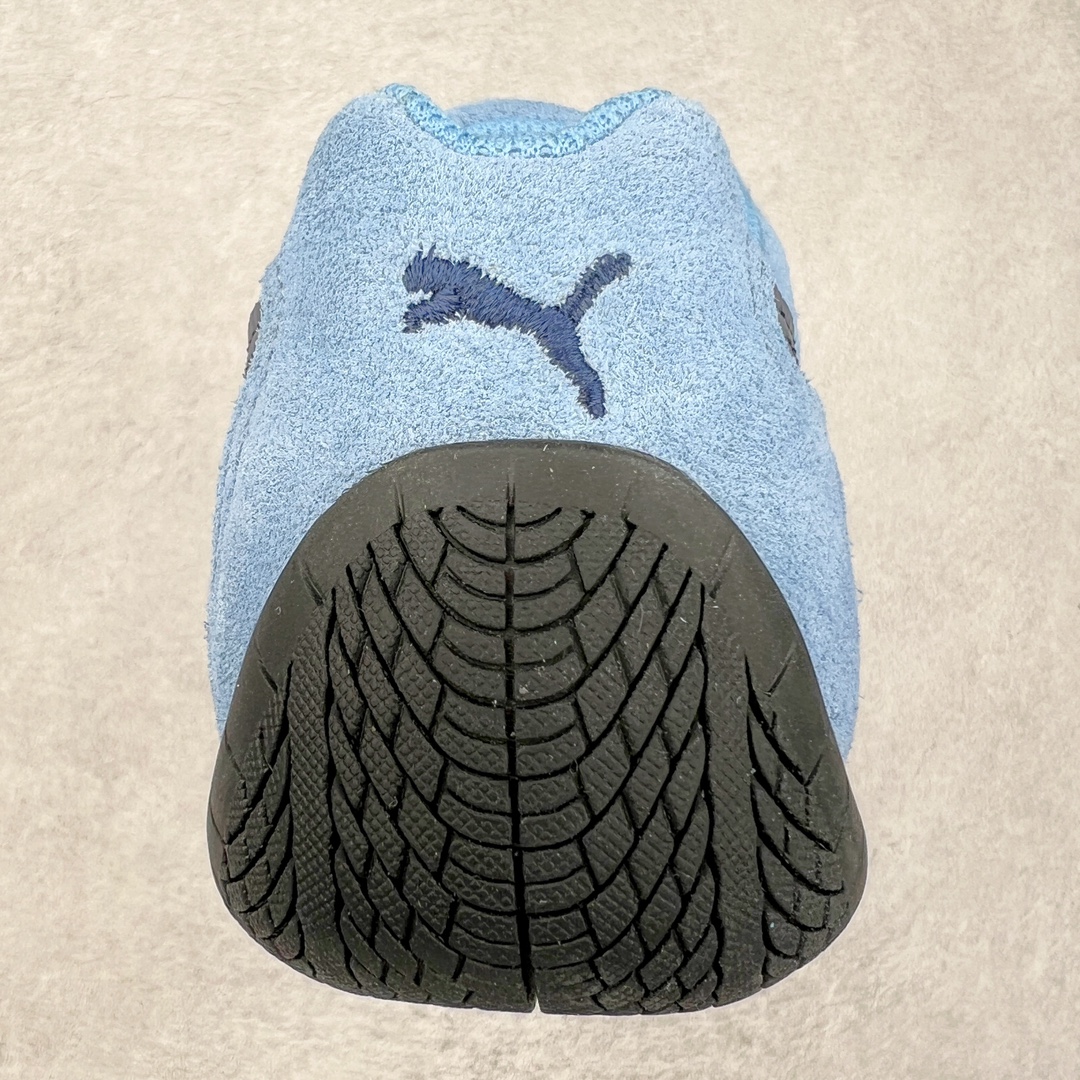 图片[8]-＃HP纯原 Open YY x Puma Speedca OG 彪马极速赛车系列低帮德训风拼接复古百搭休闲运动赛车鞋 OPEN YY x Puma Speedcat，成为韩国 2024 年至今最热鞋款，引发本地玩家排队疯抢，而缔造者之一 OPEN YY 早已席卷韩国时尚圈，并正试图用 Puma 联名等方式，将「首尔辣妹美学」带向全球。本次与「首尔辣妹衣柜」 OPEN YY 联名，发售之外还在乐天世界购物中心举办 POP UP，时尚博主纷纷到场打卡，让 Puma 的「IT Shoes」进一步拓展韩国市场，本次共发售 3 款配色，粉金、沙银更受女玩家喜爱，用以搭配裙装、运动裤，黑银则低调前卫，且男码几乎无溢价；而让不少玩家「提前种草」的，则是 OPEN YY 示范的「彩色丝袜 blokette 混搭」，配合干燥迷幻的亚文化氛围，成为不少女生的「新搭配指南」， POP UP 现场和近两天的社媒上脚图中，不少玩家继续用本次联名 Speedcat 玩转 blokette，并强调 Speedcat 与其他平底运动鞋相比，更加前卫、性感；Speedcat 外，OPEN YY 还将 Puma 的 Tracksuit、复古运动外套等单品，融入自身的「首尔辣妹美学」， 千禧银、赛车印花设计，颇为符合当下首尔街头日常着装的审美，也同样在发售时受到追捧。尺码：35.5 36 37 37.5 38 38.5 39 40 40.5 41 42 42.5 43 44 45-选品中心