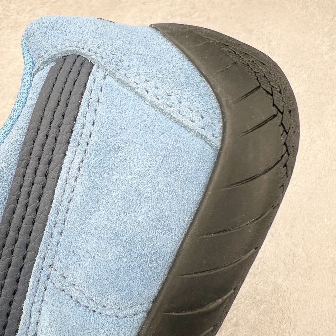 图片[14]-＃HP纯原 Open YY x Puma Speedca OG 彪马极速赛车系列低帮德训风拼接复古百搭休闲运动赛车鞋 OPEN YY x Puma Speedcat，成为韩国 2024 年至今最热鞋款，引发本地玩家排队疯抢，而缔造者之一 OPEN YY 早已席卷韩国时尚圈，并正试图用 Puma 联名等方式，将「首尔辣妹美学」带向全球。本次与「首尔辣妹衣柜」 OPEN YY 联名，发售之外还在乐天世界购物中心举办 POP UP，时尚博主纷纷到场打卡，让 Puma 的「IT Shoes」进一步拓展韩国市场，本次共发售 3 款配色，粉金、沙银更受女玩家喜爱，用以搭配裙装、运动裤，黑银则低调前卫，且男码几乎无溢价；而让不少玩家「提前种草」的，则是 OPEN YY 示范的「彩色丝袜 blokette 混搭」，配合干燥迷幻的亚文化氛围，成为不少女生的「新搭配指南」， POP UP 现场和近两天的社媒上脚图中，不少玩家继续用本次联名 Speedcat 玩转 blokette，并强调 Speedcat 与其他平底运动鞋相比，更加前卫、性感；Speedcat 外，OPEN YY 还将 Puma 的 Tracksuit、复古运动外套等单品，融入自身的「首尔辣妹美学」， 千禧银、赛车印花设计，颇为符合当下首尔街头日常着装的审美，也同样在发售时受到追捧。尺码：35.5 36 37 37.5 38 38.5 39 40 40.5 41 42 42.5 43 44 45-选品中心