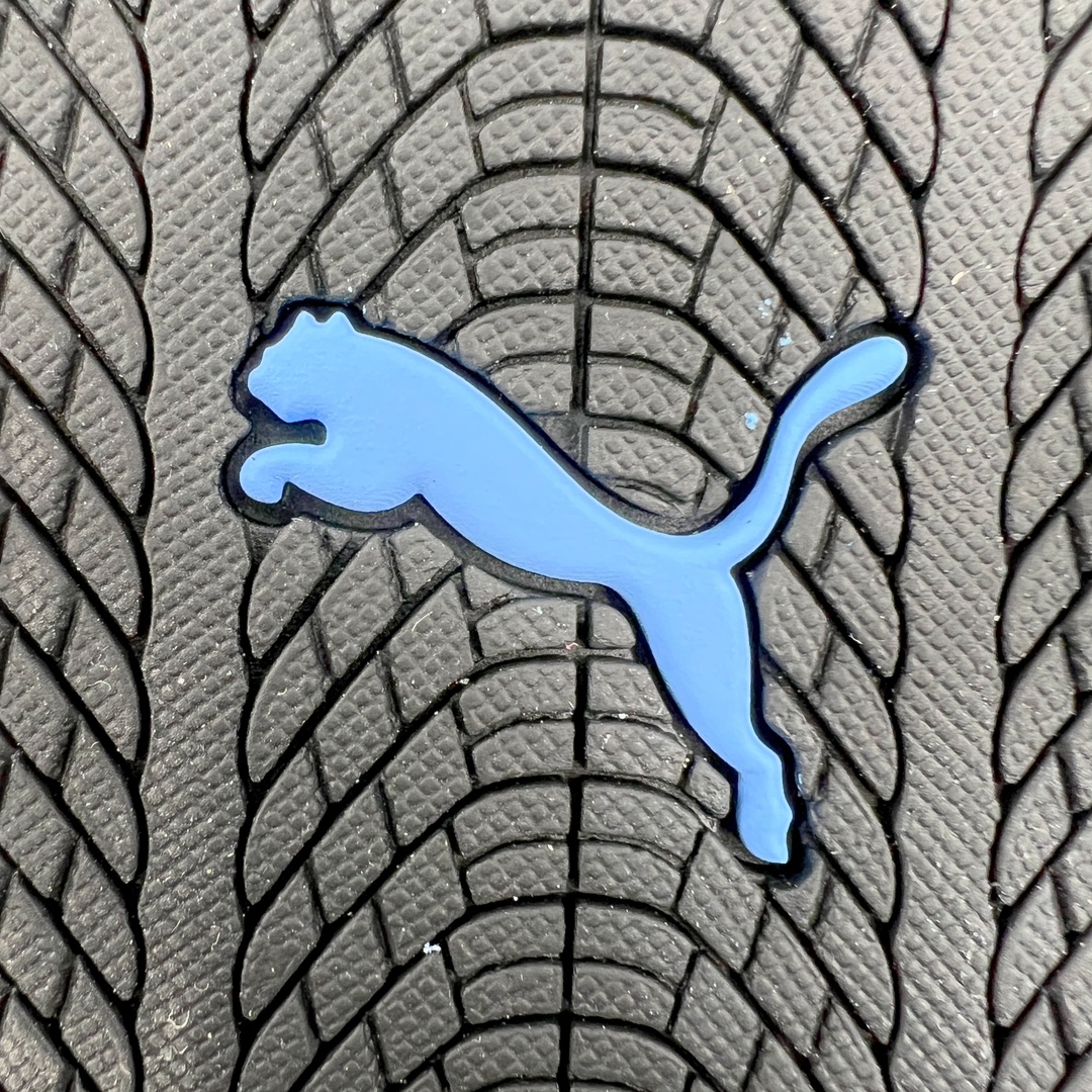 图片[19]-＃HP纯原 Open YY x Puma Speedca OG 彪马极速赛车系列低帮德训风拼接复古百搭休闲运动赛车鞋 OPEN YY x Puma Speedcat，成为韩国 2024 年至今最热鞋款，引发本地玩家排队疯抢，而缔造者之一 OPEN YY 早已席卷韩国时尚圈，并正试图用 Puma 联名等方式，将「首尔辣妹美学」带向全球。本次与「首尔辣妹衣柜」 OPEN YY 联名，发售之外还在乐天世界购物中心举办 POP UP，时尚博主纷纷到场打卡，让 Puma 的「IT Shoes」进一步拓展韩国市场，本次共发售 3 款配色，粉金、沙银更受女玩家喜爱，用以搭配裙装、运动裤，黑银则低调前卫，且男码几乎无溢价；而让不少玩家「提前种草」的，则是 OPEN YY 示范的「彩色丝袜 blokette 混搭」，配合干燥迷幻的亚文化氛围，成为不少女生的「新搭配指南」， POP UP 现场和近两天的社媒上脚图中，不少玩家继续用本次联名 Speedcat 玩转 blokette，并强调 Speedcat 与其他平底运动鞋相比，更加前卫、性感；Speedcat 外，OPEN YY 还将 Puma 的 Tracksuit、复古运动外套等单品，融入自身的「首尔辣妹美学」， 千禧银、赛车印花设计，颇为符合当下首尔街头日常着装的审美，也同样在发售时受到追捧。尺码：35.5 36 37 37.5 38 38.5 39 40 40.5 41 42 42.5 43 44 45-选品中心