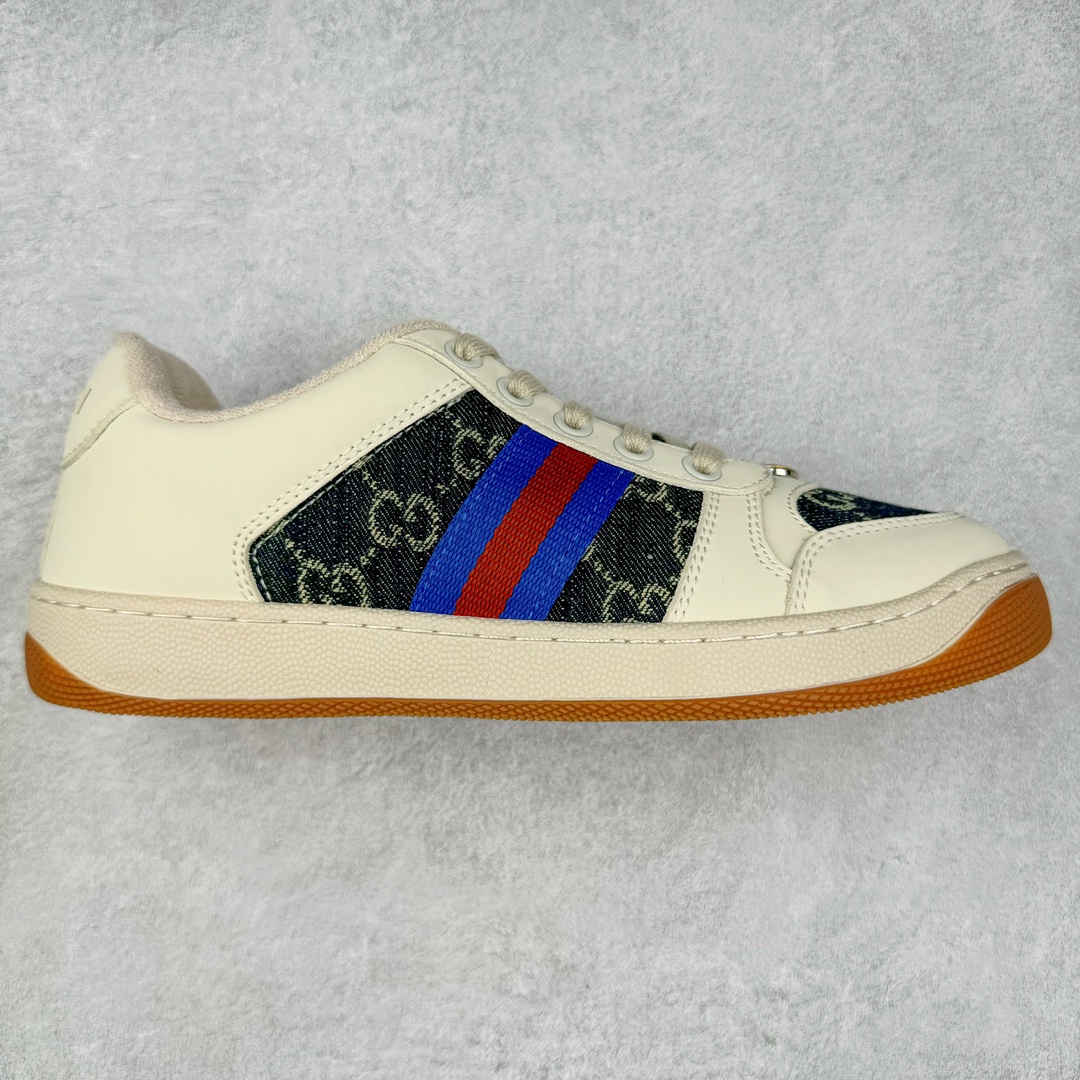 ＃福利特价 Gucci Screener sneaker 古驰双G小脏鞋系列复古怀旧校园风低帮板鞋 全套原楦原纸版原鞋开模 纯手工水洗做旧处理 侧面条纹饰带 原厂定制 原厂数据电绣 清晰立体 全鞋电脑针车 紧密相连 针距密度一致 环保乳胶注塑鞋垫 厚度脚感还原原版 皮面裁剪部位 统一油边封口工艺 右脚鞋侧嵌入NFC防伪芯片装置＋鞋盒标二唯码扫描 秒进官网 专柜全套包装 防尘袋 说明书 质保卡 购物袋 尺码：35 36 37 38 39 40 41 42 43 44 45-选品中心