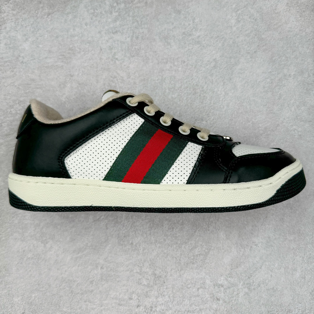 ＃福利特价 Gucci Screener sneaker 古驰双G小脏鞋系列复古怀旧校园风低帮板鞋 全套原楦原纸版原鞋开模 纯手工水洗做旧处理 侧面条纹饰带 原厂定制 原厂数据电绣 清晰立体 全鞋电脑针车 紧密相连 针距密度一致 环保乳胶注塑鞋垫 厚度脚感还原原版 皮面裁剪部位 统一油边封口工艺 右脚鞋侧嵌入NFC防伪芯片装置＋鞋盒标二唯码扫描 秒进官网 专柜全套包装 防尘袋 说明书 质保卡 购物袋 尺码：35 36 37 38 39 40 41 42 43 44 45-选品中心