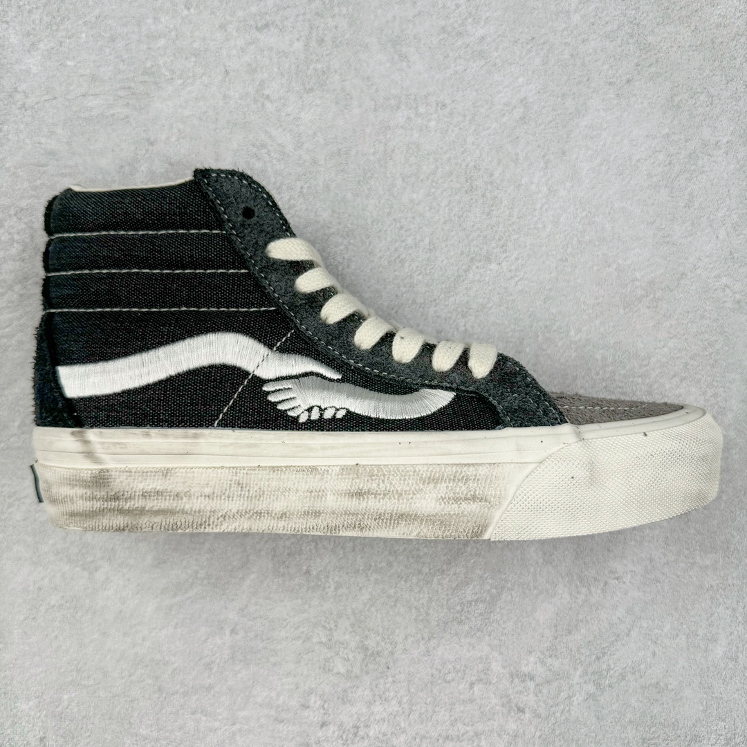 Notre x Vans Premium Sk8-Hi 38 面料与细节全面升级 材质依旧是以长绒麂皮为主并辅以棉麻材质打造，则是脱离了 Notre 擅长的多材质拼接设计转而使用单一的棉麻材质打造鞋身，分别采用黑灰以及白绿两种配色，最经典的条纹设计外，还在鞋身上做出了不同程度的擦黑、水洗的做旧效果。 货号：VN000CR0RVN 货号：VN000CR0BWQ 尺码：35 36.5 37 38 38.5 39 40 40.5 41 42 42.5 43 44-选品中心