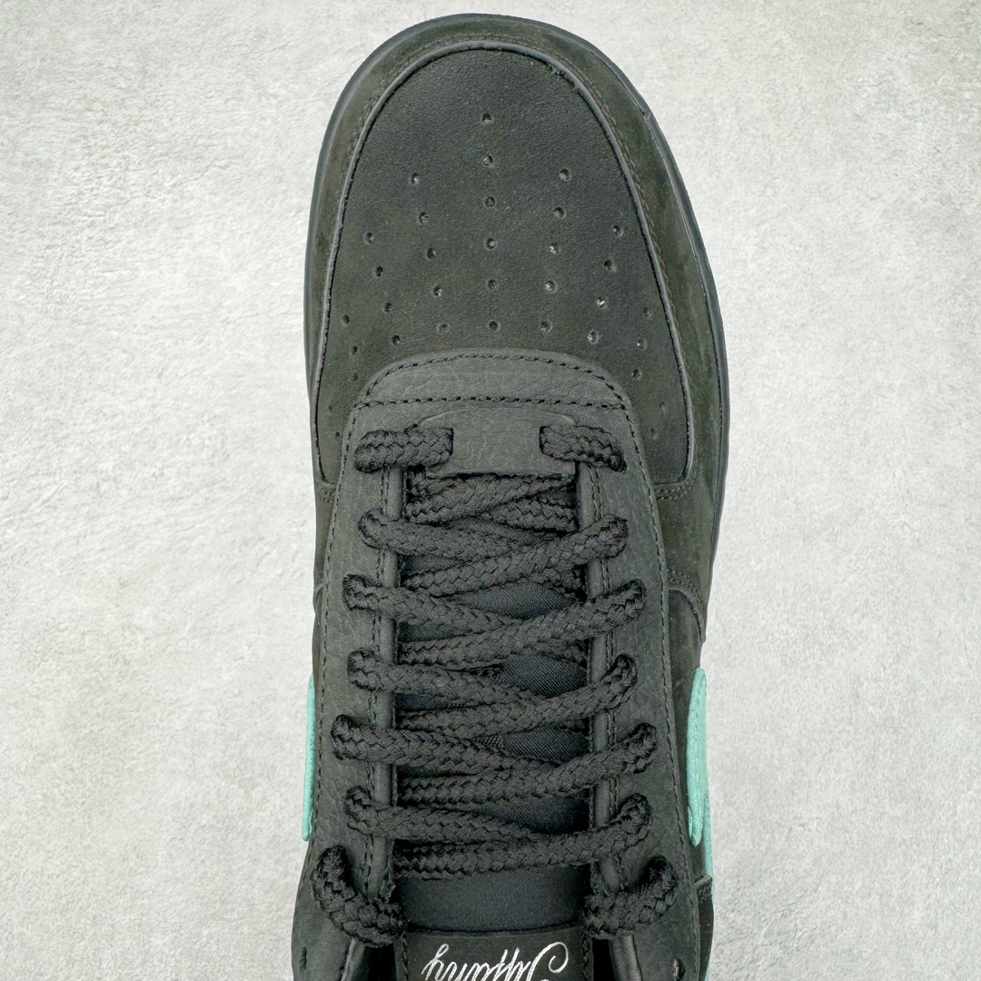 图片[4]-＃纯原福利 TIFFANY & CO. X NK Air Force1 Low \\\”1837\\\” 蒂芙尼联名空军一号潮流复古低帮板鞋 黑绿 货号：DZ1382-001 鞋面材质采用牛皮革打造 亚光黑色的效果表现出十足的高级感 除了视觉之外 上手的感觉也表现出与常规鞋款完全不同的感觉 同样采用牛皮革材质的还有Air Force 1 系列标配的鞋带扣 Tiffany & Co. 925 银鞋带扣则需要单独购买 有一说一这一点可能会让不少玩家吐槽 但是毕竟这双鞋的发售价格几乎是奢侈品联明里最低的了 故此也能理解 侧身 Swoosh 标志作为整双鞋的高光之处 采用 Tiffany & Co. 标志性蓝色装点 与酷黑鞋身形成鲜明对比 鞋舌位置依旧是带有牛皮革标签 银白色 Tiffany 字样点缀 凸显联名身份 鞋舌位置依旧是带有牛皮革标签 银白色 Tiffany 字样点缀 凸显联名身份 皮质 Tiffany & Co. 蓝色鞋垫整体还是比较厚实的 同时具备不错的舒适度 最后外底点缀两块 Tiffany & Co. 蓝色 NK与 Tiffany & Co. 完成了整双鞋的全部鞋身设计 除此以外 就是额外配置的三副鞋带以及特殊衬纸以及 Tiffany & Co. 蓝色鞋盒 尺码：36 36.5 37.5 38 38.5 39 40 40.5 41 42 42.5 43 44 44.5 45 46 47.5-选品中心