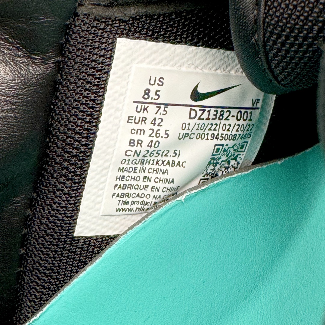 图片[10]-＃纯原福利 TIFFANY & CO. X NK Air Force1 Low \\\”1837\\\” 蒂芙尼联名空军一号潮流复古低帮板鞋 黑绿 货号：DZ1382-001 鞋面材质采用牛皮革打造 亚光黑色的效果表现出十足的高级感 除了视觉之外 上手的感觉也表现出与常规鞋款完全不同的感觉 同样采用牛皮革材质的还有Air Force 1 系列标配的鞋带扣 Tiffany & Co. 925 银鞋带扣则需要单独购买 有一说一这一点可能会让不少玩家吐槽 但是毕竟这双鞋的发售价格几乎是奢侈品联明里最低的了 故此也能理解 侧身 Swoosh 标志作为整双鞋的高光之处 采用 Tiffany & Co. 标志性蓝色装点 与酷黑鞋身形成鲜明对比 鞋舌位置依旧是带有牛皮革标签 银白色 Tiffany 字样点缀 凸显联名身份 鞋舌位置依旧是带有牛皮革标签 银白色 Tiffany 字样点缀 凸显联名身份 皮质 Tiffany & Co. 蓝色鞋垫整体还是比较厚实的 同时具备不错的舒适度 最后外底点缀两块 Tiffany & Co. 蓝色 NK与 Tiffany & Co. 完成了整双鞋的全部鞋身设计 除此以外 就是额外配置的三副鞋带以及特殊衬纸以及 Tiffany & Co. 蓝色鞋盒 尺码：36 36.5 37.5 38 38.5 39 40 40.5 41 42 42.5 43 44 44.5 45 46 47.5-选品中心