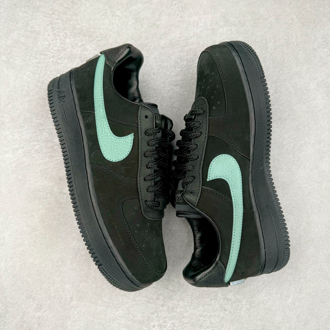 图片[3]-＃纯原福利 TIFFANY & CO. X NK Air Force1 Low \\\”1837\\\” 蒂芙尼联名空军一号潮流复古低帮板鞋 黑绿 货号：DZ1382-001 鞋面材质采用牛皮革打造 亚光黑色的效果表现出十足的高级感 除了视觉之外 上手的感觉也表现出与常规鞋款完全不同的感觉 同样采用牛皮革材质的还有Air Force 1 系列标配的鞋带扣 Tiffany & Co. 925 银鞋带扣则需要单独购买 有一说一这一点可能会让不少玩家吐槽 但是毕竟这双鞋的发售价格几乎是奢侈品联明里最低的了 故此也能理解 侧身 Swoosh 标志作为整双鞋的高光之处 采用 Tiffany & Co. 标志性蓝色装点 与酷黑鞋身形成鲜明对比 鞋舌位置依旧是带有牛皮革标签 银白色 Tiffany 字样点缀 凸显联名身份 鞋舌位置依旧是带有牛皮革标签 银白色 Tiffany 字样点缀 凸显联名身份 皮质 Tiffany & Co. 蓝色鞋垫整体还是比较厚实的 同时具备不错的舒适度 最后外底点缀两块 Tiffany & Co. 蓝色 NK与 Tiffany & Co. 完成了整双鞋的全部鞋身设计 除此以外 就是额外配置的三副鞋带以及特殊衬纸以及 Tiffany & Co. 蓝色鞋盒 尺码：36 36.5 37.5 38 38.5 39 40 40.5 41 42 42.5 43 44 44.5 45 46 47.5-选品中心