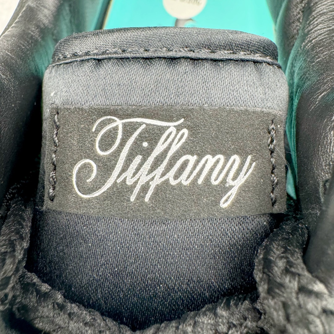 图片[13]-＃纯原福利 TIFFANY & CO. X NK Air Force1 Low \\\”1837\\\” 蒂芙尼联名空军一号潮流复古低帮板鞋 黑绿 货号：DZ1382-001 鞋面材质采用牛皮革打造 亚光黑色的效果表现出十足的高级感 除了视觉之外 上手的感觉也表现出与常规鞋款完全不同的感觉 同样采用牛皮革材质的还有Air Force 1 系列标配的鞋带扣 Tiffany & Co. 925 银鞋带扣则需要单独购买 有一说一这一点可能会让不少玩家吐槽 但是毕竟这双鞋的发售价格几乎是奢侈品联明里最低的了 故此也能理解 侧身 Swoosh 标志作为整双鞋的高光之处 采用 Tiffany & Co. 标志性蓝色装点 与酷黑鞋身形成鲜明对比 鞋舌位置依旧是带有牛皮革标签 银白色 Tiffany 字样点缀 凸显联名身份 鞋舌位置依旧是带有牛皮革标签 银白色 Tiffany 字样点缀 凸显联名身份 皮质 Tiffany & Co. 蓝色鞋垫整体还是比较厚实的 同时具备不错的舒适度 最后外底点缀两块 Tiffany & Co. 蓝色 NK与 Tiffany & Co. 完成了整双鞋的全部鞋身设计 除此以外 就是额外配置的三副鞋带以及特殊衬纸以及 Tiffany & Co. 蓝色鞋盒 尺码：36 36.5 37.5 38 38.5 39 40 40.5 41 42 42.5 43 44 44.5 45 46 47.5-选品中心