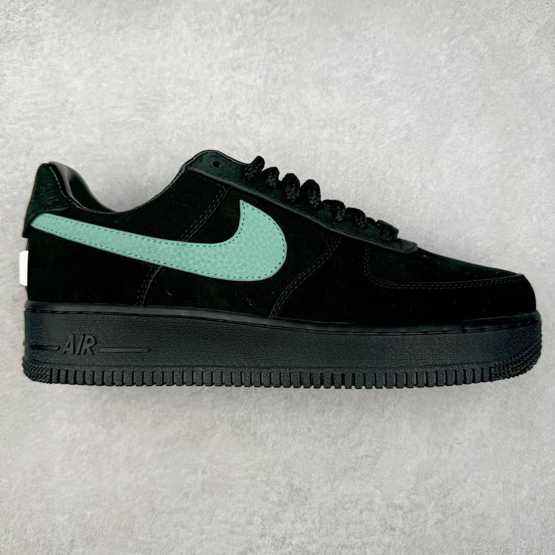 ＃纯原福利 TIFFANY & CO. X NK Air Force1 Low \\\”1837\\\” 蒂芙尼联名空军一号潮流复古低帮板鞋 黑绿 货号：DZ1382-001 鞋面材质采用牛皮革打造 亚光黑色的效果表现出十足的高级感 除了视觉之外 上手的感觉也表现出与常规鞋款完全不同的感觉 同样采用牛皮革材质的还有Air Force 1 系列标配的鞋带扣 Tiffany & Co. 925 银鞋带扣则需要单独购买 有一说一这一点可能会让不少玩家吐槽 但是毕竟这双鞋的发售价格几乎是奢侈品联明里最低的了 故此也能理解 侧身 Swoosh 标志作为整双鞋的高光之处 采用 Tiffany & Co. 标志性蓝色装点 与酷黑鞋身形成鲜明对比 鞋舌位置依旧是带有牛皮革标签 银白色 Tiffany 字样点缀 凸显联名身份 鞋舌位置依旧是带有牛皮革标签 银白色 Tiffany 字样点缀 凸显联名身份 皮质 Tiffany & Co. 蓝色鞋垫整体还是比较厚实的 同时具备不错的舒适度 最后外底点缀两块 Tiffany & Co. 蓝色 NK与 Tiffany & Co. 完成了整双鞋的全部鞋身设计 除此以外 就是额外配置的三副鞋带以及特殊衬纸以及 Tiffany & Co. 蓝色鞋盒 尺码：36 36.5 37.5 38 38.5 39 40 40.5 41 42 42.5 43 44 44.5 45 46 47.5-选品中心