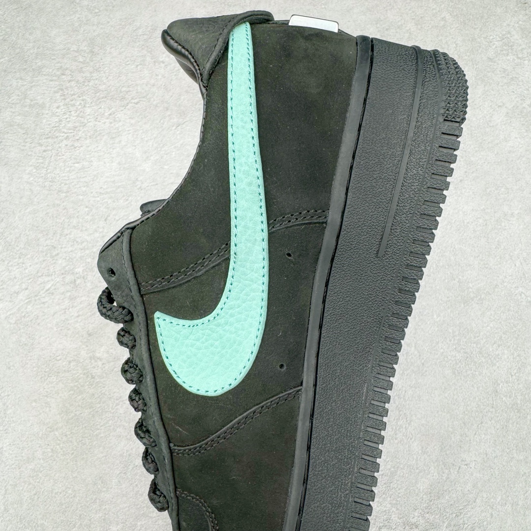 图片[7]-＃纯原福利 TIFFANY & CO. X NK Air Force1 Low \\\”1837\\\” 蒂芙尼联名空军一号潮流复古低帮板鞋 黑绿 货号：DZ1382-001 鞋面材质采用牛皮革打造 亚光黑色的效果表现出十足的高级感 除了视觉之外 上手的感觉也表现出与常规鞋款完全不同的感觉 同样采用牛皮革材质的还有Air Force 1 系列标配的鞋带扣 Tiffany & Co. 925 银鞋带扣则需要单独购买 有一说一这一点可能会让不少玩家吐槽 但是毕竟这双鞋的发售价格几乎是奢侈品联明里最低的了 故此也能理解 侧身 Swoosh 标志作为整双鞋的高光之处 采用 Tiffany & Co. 标志性蓝色装点 与酷黑鞋身形成鲜明对比 鞋舌位置依旧是带有牛皮革标签 银白色 Tiffany 字样点缀 凸显联名身份 鞋舌位置依旧是带有牛皮革标签 银白色 Tiffany 字样点缀 凸显联名身份 皮质 Tiffany & Co. 蓝色鞋垫整体还是比较厚实的 同时具备不错的舒适度 最后外底点缀两块 Tiffany & Co. 蓝色 NK与 Tiffany & Co. 完成了整双鞋的全部鞋身设计 除此以外 就是额外配置的三副鞋带以及特殊衬纸以及 Tiffany & Co. 蓝色鞋盒 尺码：36 36.5 37.5 38 38.5 39 40 40.5 41 42 42.5 43 44 44.5 45 46 47.5-选品中心