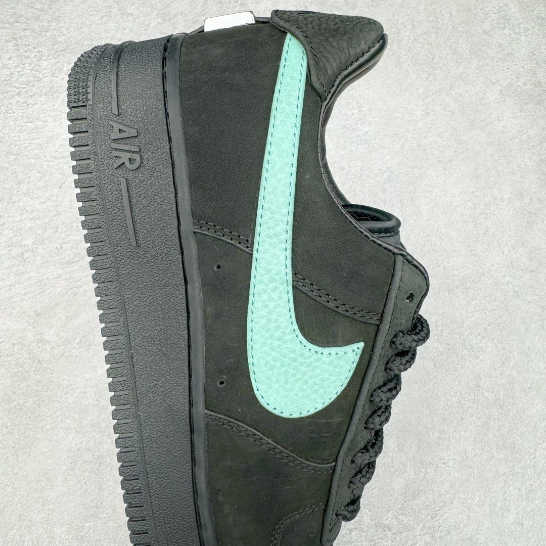图片[6]-＃纯原福利 TIFFANY & CO. X NK Air Force1 Low \\\”1837\\\” 蒂芙尼联名空军一号潮流复古低帮板鞋 黑绿 货号：DZ1382-001 鞋面材质采用牛皮革打造 亚光黑色的效果表现出十足的高级感 除了视觉之外 上手的感觉也表现出与常规鞋款完全不同的感觉 同样采用牛皮革材质的还有Air Force 1 系列标配的鞋带扣 Tiffany & Co. 925 银鞋带扣则需要单独购买 有一说一这一点可能会让不少玩家吐槽 但是毕竟这双鞋的发售价格几乎是奢侈品联明里最低的了 故此也能理解 侧身 Swoosh 标志作为整双鞋的高光之处 采用 Tiffany & Co. 标志性蓝色装点 与酷黑鞋身形成鲜明对比 鞋舌位置依旧是带有牛皮革标签 银白色 Tiffany 字样点缀 凸显联名身份 鞋舌位置依旧是带有牛皮革标签 银白色 Tiffany 字样点缀 凸显联名身份 皮质 Tiffany & Co. 蓝色鞋垫整体还是比较厚实的 同时具备不错的舒适度 最后外底点缀两块 Tiffany & Co. 蓝色 NK与 Tiffany & Co. 完成了整双鞋的全部鞋身设计 除此以外 就是额外配置的三副鞋带以及特殊衬纸以及 Tiffany & Co. 蓝色鞋盒 尺码：36 36.5 37.5 38 38.5 39 40 40.5 41 42 42.5 43 44 44.5 45 46 47.5-选品中心