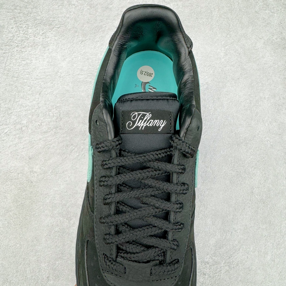 图片[5]-＃纯原福利 TIFFANY & CO. X NK Air Force1 Low \\\”1837\\\” 蒂芙尼联名空军一号潮流复古低帮板鞋 黑绿 货号：DZ1382-001 鞋面材质采用牛皮革打造 亚光黑色的效果表现出十足的高级感 除了视觉之外 上手的感觉也表现出与常规鞋款完全不同的感觉 同样采用牛皮革材质的还有Air Force 1 系列标配的鞋带扣 Tiffany & Co. 925 银鞋带扣则需要单独购买 有一说一这一点可能会让不少玩家吐槽 但是毕竟这双鞋的发售价格几乎是奢侈品联明里最低的了 故此也能理解 侧身 Swoosh 标志作为整双鞋的高光之处 采用 Tiffany & Co. 标志性蓝色装点 与酷黑鞋身形成鲜明对比 鞋舌位置依旧是带有牛皮革标签 银白色 Tiffany 字样点缀 凸显联名身份 鞋舌位置依旧是带有牛皮革标签 银白色 Tiffany 字样点缀 凸显联名身份 皮质 Tiffany & Co. 蓝色鞋垫整体还是比较厚实的 同时具备不错的舒适度 最后外底点缀两块 Tiffany & Co. 蓝色 NK与 Tiffany & Co. 完成了整双鞋的全部鞋身设计 除此以外 就是额外配置的三副鞋带以及特殊衬纸以及 Tiffany & Co. 蓝色鞋盒 尺码：36 36.5 37.5 38 38.5 39 40 40.5 41 42 42.5 43 44 44.5 45 46 47.5-选品中心