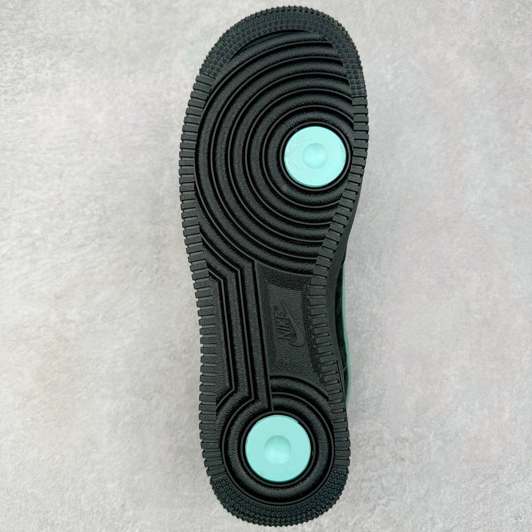 图片[9]-＃纯原福利 TIFFANY & CO. X NK Air Force1 Low \\\”1837\\\” 蒂芙尼联名空军一号潮流复古低帮板鞋 黑绿 货号：DZ1382-001 鞋面材质采用牛皮革打造 亚光黑色的效果表现出十足的高级感 除了视觉之外 上手的感觉也表现出与常规鞋款完全不同的感觉 同样采用牛皮革材质的还有Air Force 1 系列标配的鞋带扣 Tiffany & Co. 925 银鞋带扣则需要单独购买 有一说一这一点可能会让不少玩家吐槽 但是毕竟这双鞋的发售价格几乎是奢侈品联明里最低的了 故此也能理解 侧身 Swoosh 标志作为整双鞋的高光之处 采用 Tiffany & Co. 标志性蓝色装点 与酷黑鞋身形成鲜明对比 鞋舌位置依旧是带有牛皮革标签 银白色 Tiffany 字样点缀 凸显联名身份 鞋舌位置依旧是带有牛皮革标签 银白色 Tiffany 字样点缀 凸显联名身份 皮质 Tiffany & Co. 蓝色鞋垫整体还是比较厚实的 同时具备不错的舒适度 最后外底点缀两块 Tiffany & Co. 蓝色 NK与 Tiffany & Co. 完成了整双鞋的全部鞋身设计 除此以外 就是额外配置的三副鞋带以及特殊衬纸以及 Tiffany & Co. 蓝色鞋盒 尺码：36 36.5 37.5 38 38.5 39 40 40.5 41 42 42.5 43 44 44.5 45 46 47.5-选品中心