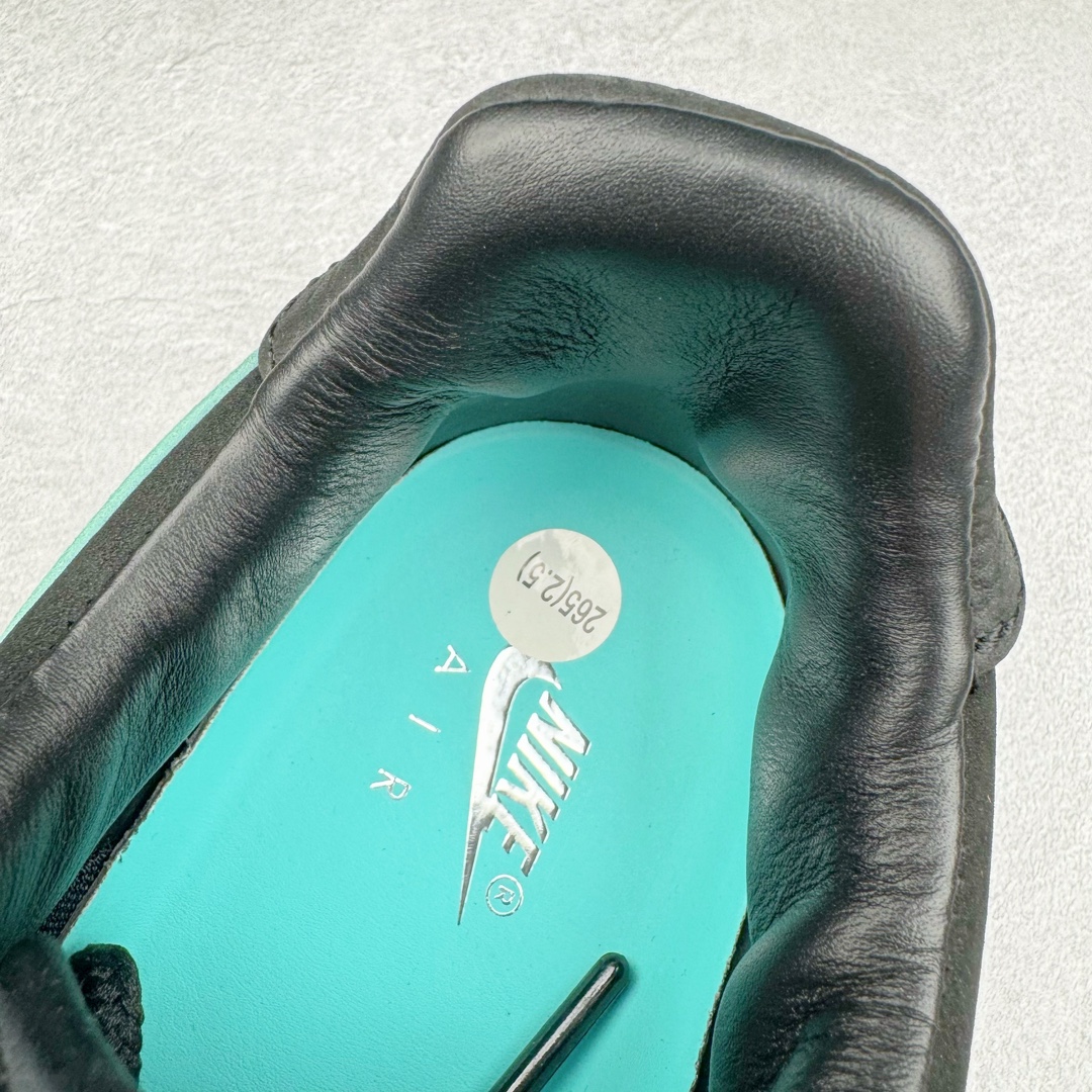 图片[12]-＃纯原福利 TIFFANY & CO. X NK Air Force1 Low \\\”1837\\\” 蒂芙尼联名空军一号潮流复古低帮板鞋 黑绿 货号：DZ1382-001 鞋面材质采用牛皮革打造 亚光黑色的效果表现出十足的高级感 除了视觉之外 上手的感觉也表现出与常规鞋款完全不同的感觉 同样采用牛皮革材质的还有Air Force 1 系列标配的鞋带扣 Tiffany & Co. 925 银鞋带扣则需要单独购买 有一说一这一点可能会让不少玩家吐槽 但是毕竟这双鞋的发售价格几乎是奢侈品联明里最低的了 故此也能理解 侧身 Swoosh 标志作为整双鞋的高光之处 采用 Tiffany & Co. 标志性蓝色装点 与酷黑鞋身形成鲜明对比 鞋舌位置依旧是带有牛皮革标签 银白色 Tiffany 字样点缀 凸显联名身份 鞋舌位置依旧是带有牛皮革标签 银白色 Tiffany 字样点缀 凸显联名身份 皮质 Tiffany & Co. 蓝色鞋垫整体还是比较厚实的 同时具备不错的舒适度 最后外底点缀两块 Tiffany & Co. 蓝色 NK与 Tiffany & Co. 完成了整双鞋的全部鞋身设计 除此以外 就是额外配置的三副鞋带以及特殊衬纸以及 Tiffany & Co. 蓝色鞋盒 尺码：36 36.5 37.5 38 38.5 39 40 40.5 41 42 42.5 43 44 44.5 45 46 47.5-选品中心