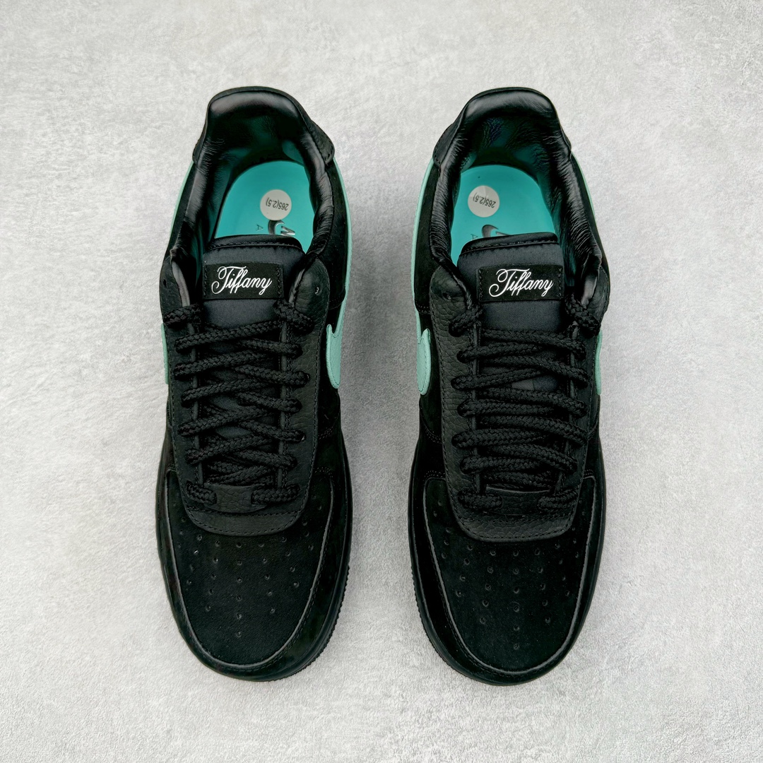 图片[2]-＃纯原福利 TIFFANY & CO. X NK Air Force1 Low \\\”1837\\\” 蒂芙尼联名空军一号潮流复古低帮板鞋 黑绿 货号：DZ1382-001 鞋面材质采用牛皮革打造 亚光黑色的效果表现出十足的高级感 除了视觉之外 上手的感觉也表现出与常规鞋款完全不同的感觉 同样采用牛皮革材质的还有Air Force 1 系列标配的鞋带扣 Tiffany & Co. 925 银鞋带扣则需要单独购买 有一说一这一点可能会让不少玩家吐槽 但是毕竟这双鞋的发售价格几乎是奢侈品联明里最低的了 故此也能理解 侧身 Swoosh 标志作为整双鞋的高光之处 采用 Tiffany & Co. 标志性蓝色装点 与酷黑鞋身形成鲜明对比 鞋舌位置依旧是带有牛皮革标签 银白色 Tiffany 字样点缀 凸显联名身份 鞋舌位置依旧是带有牛皮革标签 银白色 Tiffany 字样点缀 凸显联名身份 皮质 Tiffany & Co. 蓝色鞋垫整体还是比较厚实的 同时具备不错的舒适度 最后外底点缀两块 Tiffany & Co. 蓝色 NK与 Tiffany & Co. 完成了整双鞋的全部鞋身设计 除此以外 就是额外配置的三副鞋带以及特殊衬纸以及 Tiffany & Co. 蓝色鞋盒 尺码：36 36.5 37.5 38 38.5 39 40 40.5 41 42 42.5 43 44 44.5 45 46 47.5-选品中心