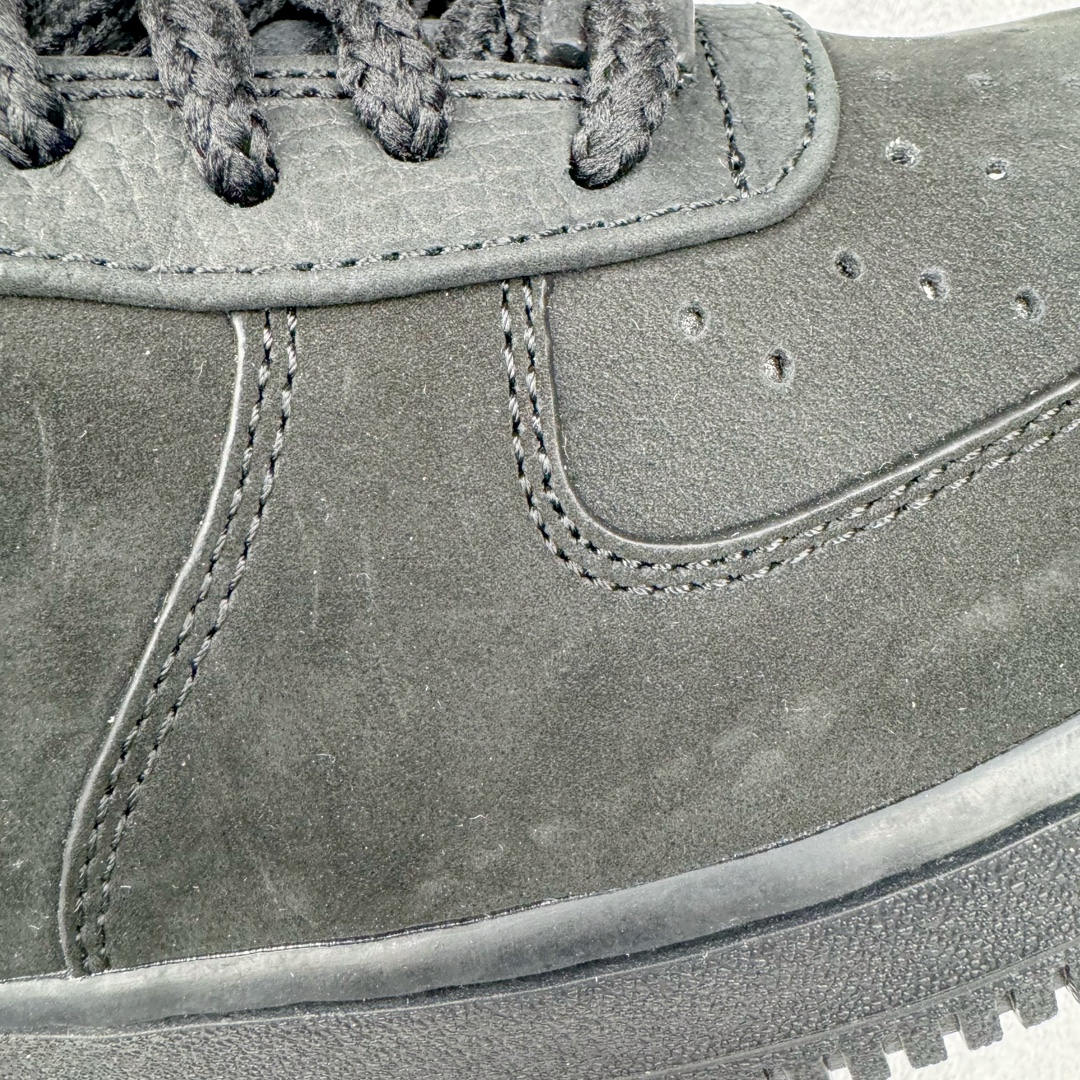 图片[15]-＃纯原福利 TIFFANY & CO. X NK Air Force1 Low \\\”1837\\\” 蒂芙尼联名空军一号潮流复古低帮板鞋 黑绿 货号：DZ1382-001 鞋面材质采用牛皮革打造 亚光黑色的效果表现出十足的高级感 除了视觉之外 上手的感觉也表现出与常规鞋款完全不同的感觉 同样采用牛皮革材质的还有Air Force 1 系列标配的鞋带扣 Tiffany & Co. 925 银鞋带扣则需要单独购买 有一说一这一点可能会让不少玩家吐槽 但是毕竟这双鞋的发售价格几乎是奢侈品联明里最低的了 故此也能理解 侧身 Swoosh 标志作为整双鞋的高光之处 采用 Tiffany & Co. 标志性蓝色装点 与酷黑鞋身形成鲜明对比 鞋舌位置依旧是带有牛皮革标签 银白色 Tiffany 字样点缀 凸显联名身份 鞋舌位置依旧是带有牛皮革标签 银白色 Tiffany 字样点缀 凸显联名身份 皮质 Tiffany & Co. 蓝色鞋垫整体还是比较厚实的 同时具备不错的舒适度 最后外底点缀两块 Tiffany & Co. 蓝色 NK与 Tiffany & Co. 完成了整双鞋的全部鞋身设计 除此以外 就是额外配置的三副鞋带以及特殊衬纸以及 Tiffany & Co. 蓝色鞋盒 尺码：36 36.5 37.5 38 38.5 39 40 40.5 41 42 42.5 43 44 44.5 45 46 47.5-选品中心