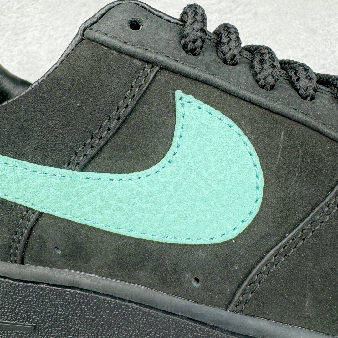 图片[16]-＃纯原福利 TIFFANY & CO. X NK Air Force1 Low \\\”1837\\\” 蒂芙尼联名空军一号潮流复古低帮板鞋 黑绿 货号：DZ1382-001 鞋面材质采用牛皮革打造 亚光黑色的效果表现出十足的高级感 除了视觉之外 上手的感觉也表现出与常规鞋款完全不同的感觉 同样采用牛皮革材质的还有Air Force 1 系列标配的鞋带扣 Tiffany & Co. 925 银鞋带扣则需要单独购买 有一说一这一点可能会让不少玩家吐槽 但是毕竟这双鞋的发售价格几乎是奢侈品联明里最低的了 故此也能理解 侧身 Swoosh 标志作为整双鞋的高光之处 采用 Tiffany & Co. 标志性蓝色装点 与酷黑鞋身形成鲜明对比 鞋舌位置依旧是带有牛皮革标签 银白色 Tiffany 字样点缀 凸显联名身份 鞋舌位置依旧是带有牛皮革标签 银白色 Tiffany 字样点缀 凸显联名身份 皮质 Tiffany & Co. 蓝色鞋垫整体还是比较厚实的 同时具备不错的舒适度 最后外底点缀两块 Tiffany & Co. 蓝色 NK与 Tiffany & Co. 完成了整双鞋的全部鞋身设计 除此以外 就是额外配置的三副鞋带以及特殊衬纸以及 Tiffany & Co. 蓝色鞋盒 尺码：36 36.5 37.5 38 38.5 39 40 40.5 41 42 42.5 43 44 44.5 45 46 47.5-选品中心