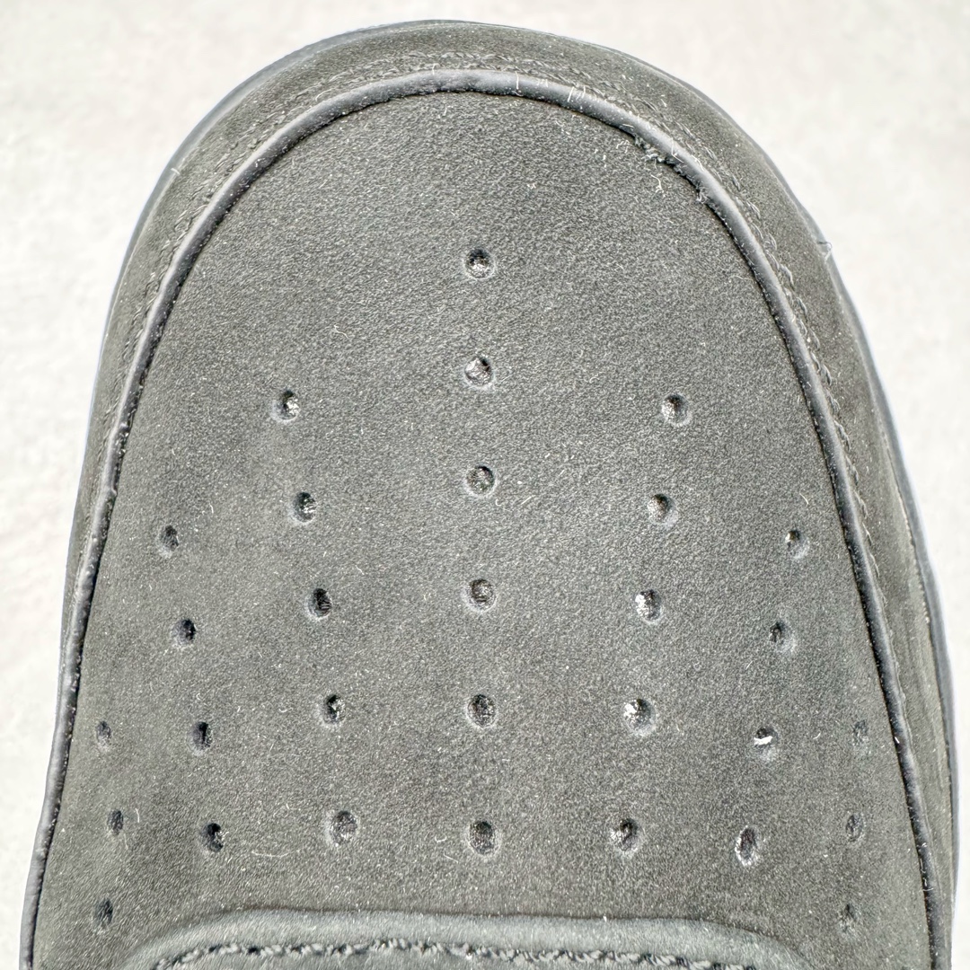 图片[14]-＃纯原福利 TIFFANY & CO. X NK Air Force1 Low \\\”1837\\\” 蒂芙尼联名空军一号潮流复古低帮板鞋 黑绿 货号：DZ1382-001 鞋面材质采用牛皮革打造 亚光黑色的效果表现出十足的高级感 除了视觉之外 上手的感觉也表现出与常规鞋款完全不同的感觉 同样采用牛皮革材质的还有Air Force 1 系列标配的鞋带扣 Tiffany & Co. 925 银鞋带扣则需要单独购买 有一说一这一点可能会让不少玩家吐槽 但是毕竟这双鞋的发售价格几乎是奢侈品联明里最低的了 故此也能理解 侧身 Swoosh 标志作为整双鞋的高光之处 采用 Tiffany & Co. 标志性蓝色装点 与酷黑鞋身形成鲜明对比 鞋舌位置依旧是带有牛皮革标签 银白色 Tiffany 字样点缀 凸显联名身份 鞋舌位置依旧是带有牛皮革标签 银白色 Tiffany 字样点缀 凸显联名身份 皮质 Tiffany & Co. 蓝色鞋垫整体还是比较厚实的 同时具备不错的舒适度 最后外底点缀两块 Tiffany & Co. 蓝色 NK与 Tiffany & Co. 完成了整双鞋的全部鞋身设计 除此以外 就是额外配置的三副鞋带以及特殊衬纸以及 Tiffany & Co. 蓝色鞋盒 尺码：36 36.5 37.5 38 38.5 39 40 40.5 41 42 42.5 43 44 44.5 45 46 47.5-选品中心