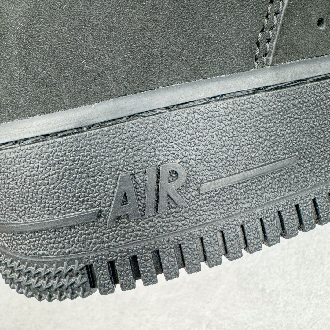 图片[17]-＃纯原福利 TIFFANY & CO. X NK Air Force1 Low \\\”1837\\\” 蒂芙尼联名空军一号潮流复古低帮板鞋 黑绿 货号：DZ1382-001 鞋面材质采用牛皮革打造 亚光黑色的效果表现出十足的高级感 除了视觉之外 上手的感觉也表现出与常规鞋款完全不同的感觉 同样采用牛皮革材质的还有Air Force 1 系列标配的鞋带扣 Tiffany & Co. 925 银鞋带扣则需要单独购买 有一说一这一点可能会让不少玩家吐槽 但是毕竟这双鞋的发售价格几乎是奢侈品联明里最低的了 故此也能理解 侧身 Swoosh 标志作为整双鞋的高光之处 采用 Tiffany & Co. 标志性蓝色装点 与酷黑鞋身形成鲜明对比 鞋舌位置依旧是带有牛皮革标签 银白色 Tiffany 字样点缀 凸显联名身份 鞋舌位置依旧是带有牛皮革标签 银白色 Tiffany 字样点缀 凸显联名身份 皮质 Tiffany & Co. 蓝色鞋垫整体还是比较厚实的 同时具备不错的舒适度 最后外底点缀两块 Tiffany & Co. 蓝色 NK与 Tiffany & Co. 完成了整双鞋的全部鞋身设计 除此以外 就是额外配置的三副鞋带以及特殊衬纸以及 Tiffany & Co. 蓝色鞋盒 尺码：36 36.5 37.5 38 38.5 39 40 40.5 41 42 42.5 43 44 44.5 45 46 47.5-选品中心