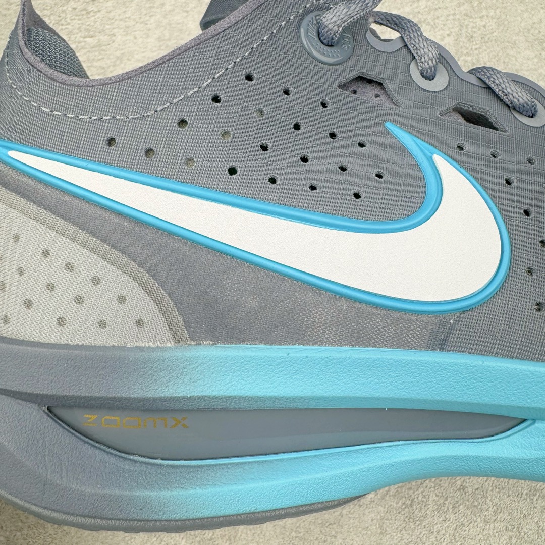 图片[17]-＃灭世/Max NK Air Zoom G.T.Cut 3 EP 实战系列篮球鞋 DV2913-402 全新GT Cut 3.0 全掌搭载了 ZoomX 泡棉 使得整双鞋在缓震表现上可谓相当优秀 拥有着顶级科技配置的同时 颜值设计也非常可观 整体鞋型仍然保留了前低后高的设计 G.T. Cut 传统的突进极速突破的感觉 鞋头麂皮材质和 NK Flywire 飞线工艺 相对来说包裹感更好了 必备的TPU 支撑片 两侧 Swoosh 的透气孔设计 起到散热透气的作用 鞋舌采用类似跑鞋的半开叉式设计 搭配鞋带既可以提升包裹感 又降低了运动中鞋舌乱跑的可能性 鞋子内里填充相当厚实 避免掉跟 尺码：39 40 40.5 41 42 42.5 43 44 44.5 45 46-选品中心