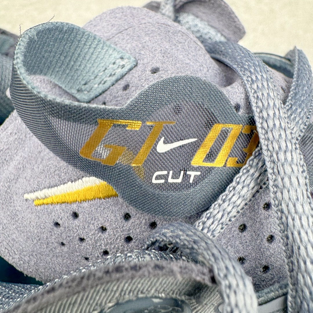 图片[13]-＃灭世/Max NK Air Zoom G.T.Cut 3 EP 实战系列篮球鞋 DV2913-402 全新GT Cut 3.0 全掌搭载了 ZoomX 泡棉 使得整双鞋在缓震表现上可谓相当优秀 拥有着顶级科技配置的同时 颜值设计也非常可观 整体鞋型仍然保留了前低后高的设计 G.T. Cut 传统的突进极速突破的感觉 鞋头麂皮材质和 NK Flywire 飞线工艺 相对来说包裹感更好了 必备的TPU 支撑片 两侧 Swoosh 的透气孔设计 起到散热透气的作用 鞋舌采用类似跑鞋的半开叉式设计 搭配鞋带既可以提升包裹感 又降低了运动中鞋舌乱跑的可能性 鞋子内里填充相当厚实 避免掉跟 尺码：39 40 40.5 41 42 42.5 43 44 44.5 45 46-选品中心